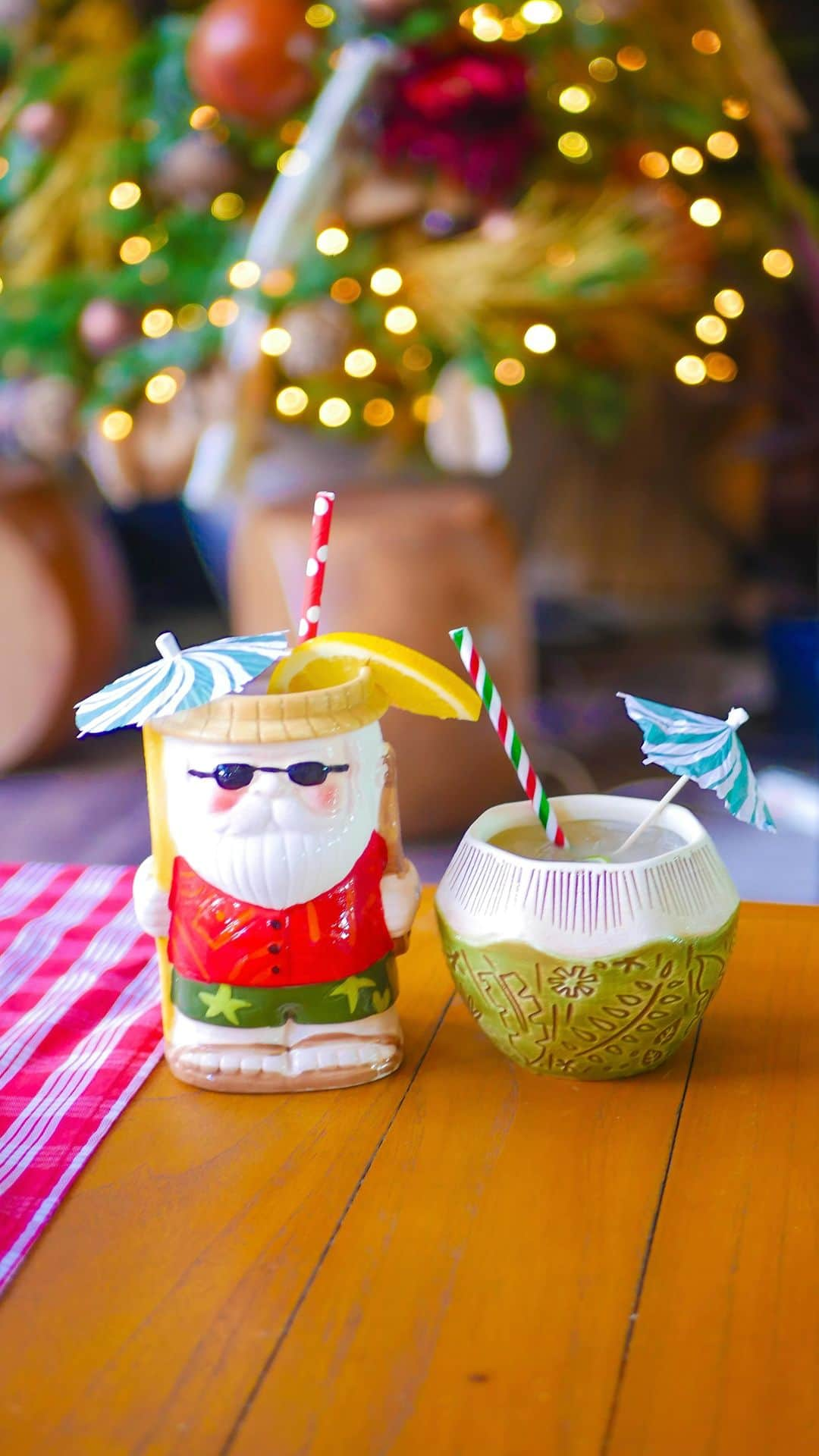 Aloha Street アロハストリートのインスタグラム：「プリンス ワイキキのホリデー期間限定バーが登場🎅🍸  アラワイヨットハーバー沿いにあるホテル「プリンス ワイキキ（@princewaikikijp）」では、11月24日からホリデーをテーマにしたティキバー「シッピン サンタ」がオープン！  ホリデー感たっぷりの空間でサンタやココナッツなど可愛いカップに入ったカクテルが楽しめますよ😊🌺  【シッピン サンタ詳細】 📍プリンス ワイキキ　ロビー階アラモアナ フォイヤー 🕐11月24日〜12月30日16:00～22:00  ※フォトバスは11月24日、12月1日、8日、15日、29日の15:00〜20:00のみ  #ハワイ#プリンスワイキキ#ハワイ好き#ワイキキ#クリスマス#ハワイ好きな人と繋がりたい#princewaikiki#happy#christmas#instagood#hawaii」