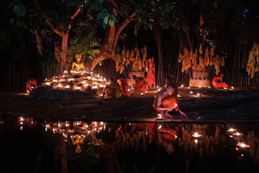 タイ国政府観光庁のインスタグラム：「. 【今週の #WhatNewThailand 🇹🇭🔍】  #今こそタイへ 行ってみたい！と思った方は コメント欄に【🕯】をどうぞ♡  今月のテーマ「タイの文化」から 幻想的な「ロイクラトン祭り」をPick Up ⠜*  陰暦12月の満月の夜、タイの川辺では美しいお祭りが開かれます🌕 それがロイクラトン祭り✨　バナナの葉や紙で作った“クラトン(灯籠)”を、ロウソクや線香、お花で美しく飾って、満月が映る水面に流す灯籠流しを行うものです🕯  収穫に深い恩恵をもつ水の精霊に感謝を捧げると共に、罪や汚れを水に流し、魂を浄めることを目的としています😌🙏  バンコクをはじめ、全国各地で例年11月に行われるロイクラトン祭りでは、これにちなんだ催し物や、観光客も体験できるイベントを実施する地域も👍  月とクラトンの光が揺れる天の川のような幻想的な光景は、タイらしさを味わえる美しいお祭りとして人気です💖　ぜひ一度ロイクラトン祭りで賑わうタイを訪れてみませんか？☺️  @francesco_ruffoni  さん、コップン・カー🙏✨  ★参考になった！と思ったら、あとで見返せるように、 画像右下にある保存ボタン🔖をタップ！  #repost #タイ #ロイクラトン #タイ文化 #タイ伝統 #タイ祭り #タイのお祭り #タイエンタ #灯籠流し #幻想的な風景 #今こそタイへ #こんなタイ知らなかった #もっと知りタイ #はじめてのタイ #タイ旅行 #旅好きな人と繋がりたい #旅行好きな人と繋がりたい #海外旅行 #thailand #loikrathongfestival #loikrathong #thaiculture #amazingthailand #thailandtravel #thailandtrip #thaistagram #lovethailand #amazingnewchapters」