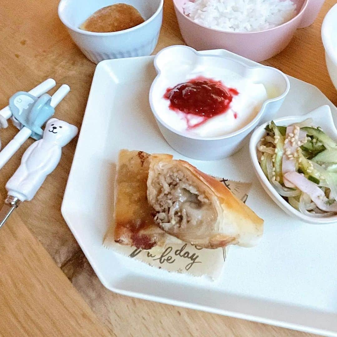 吉野家さんのインスタグラム写真 - (吉野家Instagram)「こどもも喜ぶおかずアレンジ🎵《吉野家牛丼チーズ春巻き》  📣 @recipe1023さんの投稿をご紹介！！ ぜひ参考にしてくださいね💗  今回は @yoshinoya_co_jp さんの 牛丼の具をつかって 春巻きを作りまた⑅◡̈ お米が苦手な長男。 丼だとなかなか進まないのですが、 春巻きにしてチーズを入れたら たくさん食べてくれました。⑅◡̈ #おうち吉野家  吉野家さんのおうち吉野家セット パッと温めてあのお店の味がすぐ食べられる！！ 冷凍庫にひとつあるととっても便利です。 今回初めて利用させていただきましたが、 お肉がたっぷり！ 玉ねぎと牛の割合、ほぼ牛！！！ 感動しました〜！⑅◡̈ 安定のおいしさでした😋  ⁡～～～～～～～～～～～～～～～～～～～  #おうち吉野家 は 忙しいママとパパの味方！  皆さんの#おうち吉野家 を使った レシピをご紹介中🍀 吉野家冷凍食品で カンタンおいしいごはんを楽しもう♪ 定期便注文する人が急増中！の おうち吉野家を ぜひ公式サイトよりお買い求めください☺  公式サイトはプロフィールURLから🔽 @yoshinoya_co_jp  #おうち吉野家  #yoshinoya  #吉野家冷凍牛丼の具 #牛丼 #吉野家  #時短レシピ #簡単レシピ  #お助けレシピ#アレンジレシピ  #冷凍食品 #おうちごはんレシピ #時短ご飯  #肉うまレシピ  #ママごはん #春巻き #今日のごはん #美味しいもの好きな人と繋がりたい #肉うまレシピ #お店の味 #簡単レシピ大好き #今日のメニュー」11月22日 18時03分 - yoshinoya_co_jp