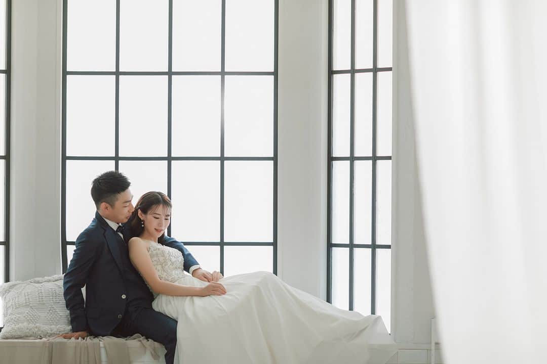 ラヴィ•ファクトリーさんのインスタグラム写真 - (ラヴィ•ファクトリーInstagram)「【写真で叶える結婚式】 . おふたりだけの空間を 存分に満喫できるスタジオフォト♪  現在妊娠中の花嫁さま。 お腹に優しく手を添えるおふたりの姿から 新しい命の誕生を 心待ちにされていることが伝わってきます。  良い夫婦の日は 夫婦で思い出の写真を見返し 思い出話に華を咲かせてみては？ . —————— ラヴィファクトリー:@matsuyama_laviephotography Photographer: @eiko_photographer AREA:JAPAN,MATSUYAMA —————— @laviefactoryをフォローして #laviefactory #ラヴィファクトリー のハッシュタグをつけて お写真を投稿してみてくださいね* . こちらの公式IG（@laviefactory） で取り上げさせていただきます✨ . 思わず笑顔になれるハートのある 「家族写真」はラヴィクルール* >>>@laviecouleur_official . #wedding #weddingphotography #photo #ハートのある写真 #instawedding #結婚写真 #ウェディング #ウェディングフォト #撮影指示書 #ロケーションフォト #前撮り #写真好きな人と繋がりたい #フォトウェディング #卒花 #後撮り #ウェディングニュース #前撮り小物 #前撮りフォト #前撮りアイテム #ウェディング撮影 #撮影構図 #前撮りアイディア #撮影指示書 #花嫁コーディネート #花嫁コーデ #マタニティフォト #マタニティウェディング #良い夫婦の日」11月22日 17時56分 - laviefactory