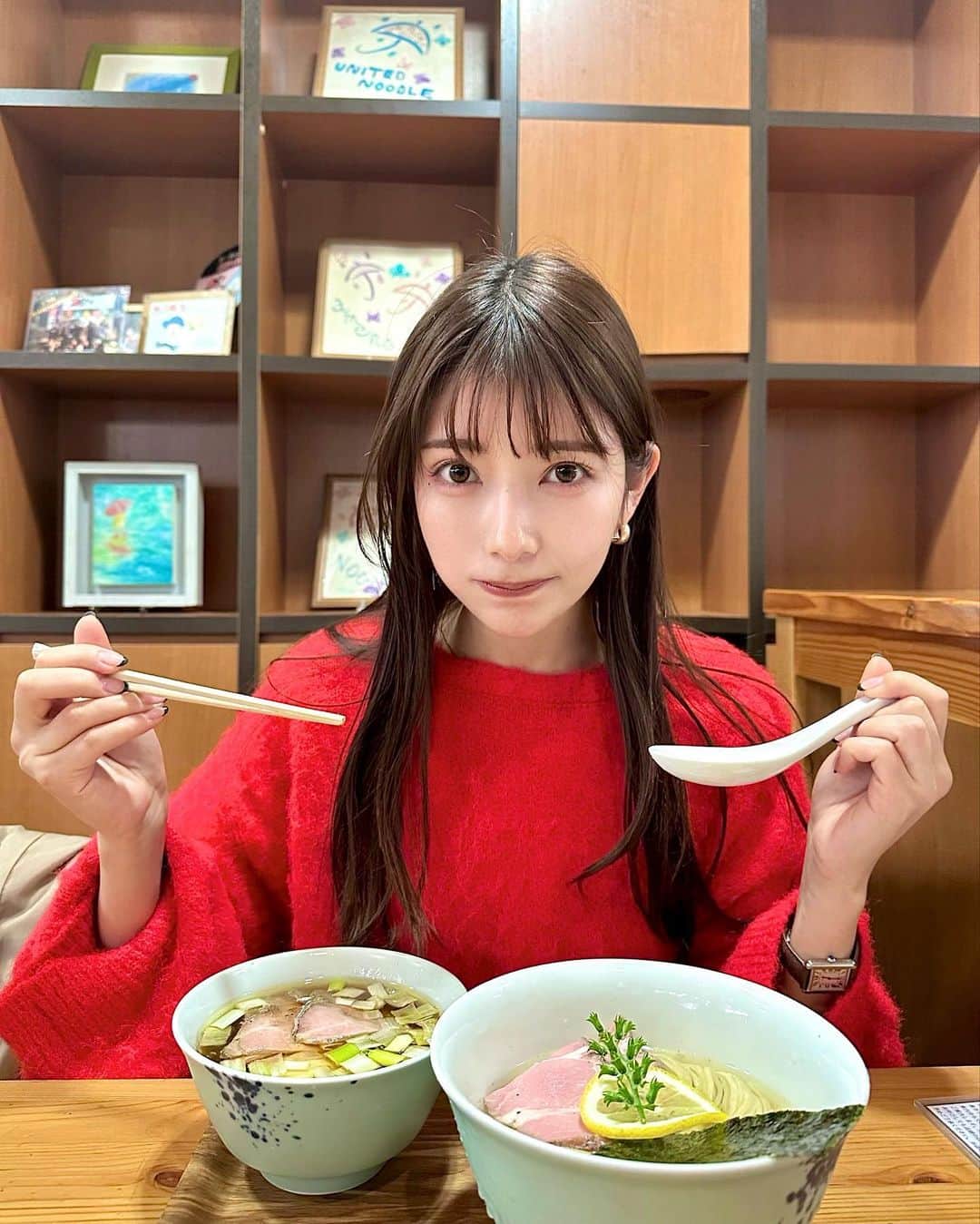長谷川万射のインスタグラム：「たーくさん食べたいつだか🐷❤️‍🔥  食べてみたかった念願の昆布水つけ麺… 一人前なんてつるっと食べれちゃう… ラーメンを塩で食べるって初体験だったけど さっぱり感美味しすぎた… 塩多めでつけ汁にちょっとつけるのが めちゃくちゃ気に入りました🍜  焼豚丼の焼豚はレアめでご飯にダシが効いてて めちゃウマでした。餃子も外カリで軽くて ペロリでした、幸せです。戻りたい🍜笑  @newlight_tokyo  はお友達のお誕生日を お祝いしたのだけど女子会にぴったりのメニューで ワインに合いすぎてみんなでワインたくさんのんで 語って楽しかったな〜🍷  あいとも一緒にいたけど 店内と席のスペースが広々してたので 全然居心地良きでした👦🏻🫶🏻  #食べログ#シンママ#男の子ママ#6歳児ママ #食べ飲みが趣味です #同じ趣味のお友だち最高🍷」