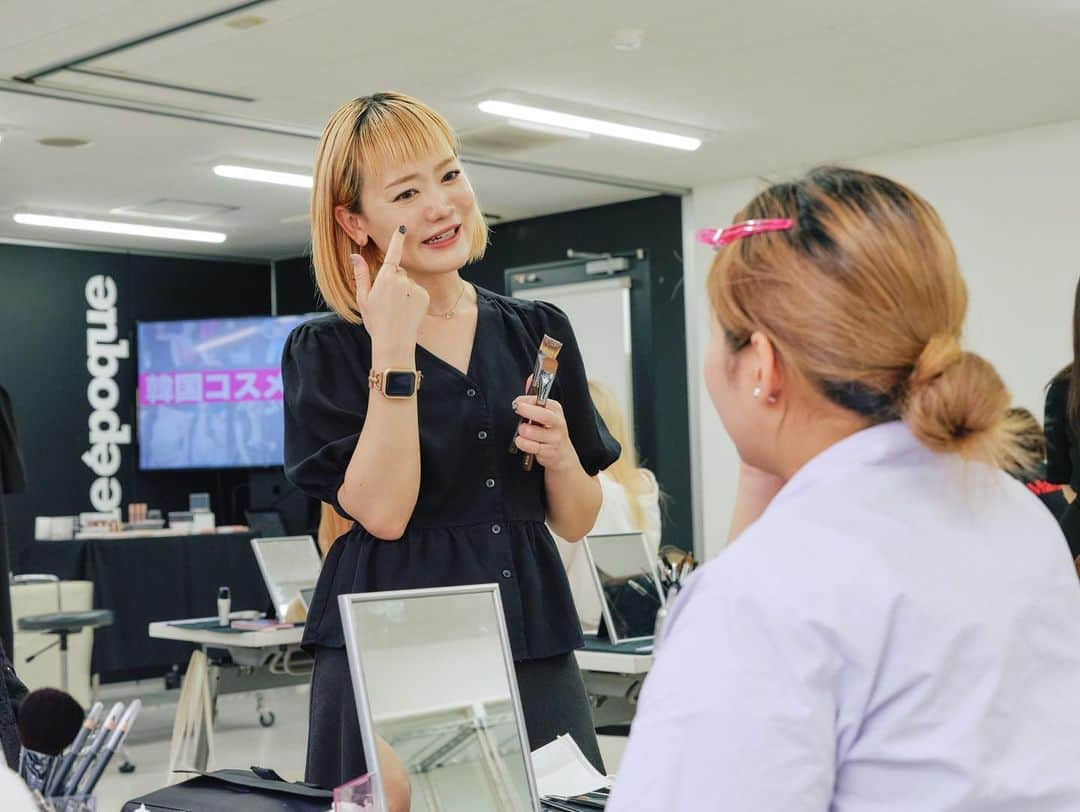 東京ベルエポック美容専門学校さんのインスタグラム写真 - (東京ベルエポック美容専門学校Instagram)「メイクファッション科 TOPサロンゼミ ※TOPサロンゼミとは、美容業界の第一線で活躍中のプロから直接教わる特別授業  専属ヘアメイクをはじめ、 トレンドの韓国コスメをSNSで発信している メイクアップアーティスト 『Izumiさん』による特別授業✨   Izumiさん @izubeee   テーマ 『韓国コスメを使ったクールビューティーメイク💄』 Izumiさんによるデモが終わった後は、教わったメイク技術を活かしてセルフメイクを実践しました✨ Izumiさんから直々にフィードバックもしていただき、学生たちにとっては更にスキルアップする機会となりました💪🏻 Izumiさん素敵な授業をありがとうございました✨  #韓国メイク#東ベル#東京ベルエポック美容専門学校#美容専門学校ベルエポック東京校#美容学生#美容専門学校#美容学校#美容進学 #美容垢#美容師#美容垢さんと繋がりたい#美容師なりたい#オープンキャンパス#美容師#ヘアアレンジ#ヘアセット#ヘアメイク#メイク#アイリスト#アイデザイナー#ヘアメイクアーティスト#ブライダルヘアメイク#トータルビューティ#スタイリスト#エステティシャン#メイクアップアーティスト #東京ベル#ljk #sjk #fjk #高校生男子  --------------- 『東ベルパンフレットのご請求/オープンキャンパス予約』こちらから💁‍♀️💁‍♂️ @tokyo_belle」11月22日 17時57分 - tokyo_belle