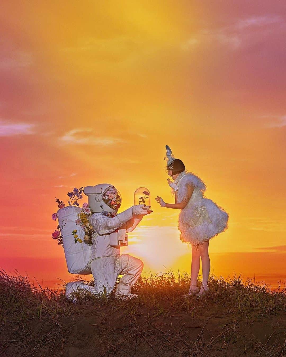 あさぎーにょのインスタグラム：「まるで遠い惑星に 住んでいたかのように 私たちは違った。  見てきた景色 想像する未来 感じる気持ち 好きなもの… どれをとっても違った。  無限に広がる宇宙のなかで 私たちが引き寄せられたのは 人生において 1番大切にしたいことが 一緒だったから。  それは「ワクワク」  まだ見ぬ未来に微かに輝く光を追いかけていたら彼と出会い、 光が2倍3倍へと増えてゆく。  私たちはこれから 無限の可能性が広がる大きな宇宙で 人生の冒険を始めます。  ______________________  ゼクシィさんと前撮り作品を 制作しました！！！ 一部を公開させて頂いてます🎀  本日から発売されている ゼクシィ1月号に全ての作品が 6Pにわたって掲載されています！  ストーリー性のある前撮りに なっているので 是非購入して見てほしいです！！  @zexyrecruit Art Director：Tomoko Ikoma Photographer：Shinichi Sasaki（SIGNO） Hair & Make-up Artist：Shizuka Satake Stylist & Dress Designer：Miki Aizawa Prop Designer：Kosaku Morii Florist：te-n.  #pr#前撮り#ウエディング#結婚式 #ウェディングフォト」