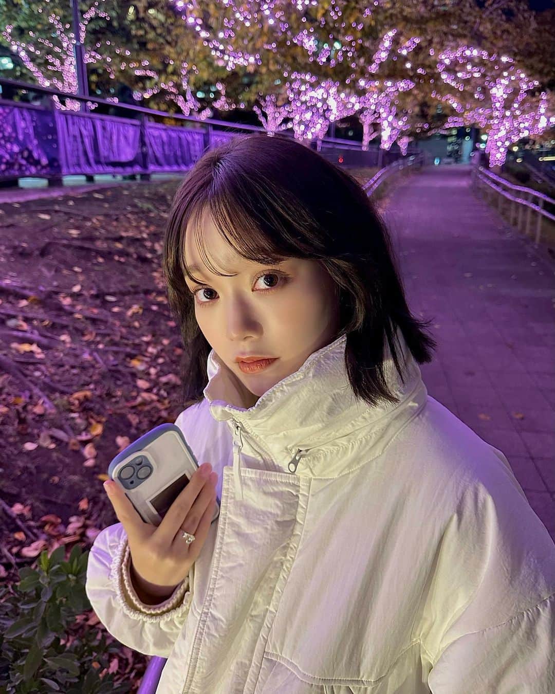青戸しののインスタグラム：「最近投稿できてなかった…ごめんね〜😭😭  昨日は丸一日お仕事で久々にメイクしたまま寝落ちしてしまった… 今日は長めにお風呂に入ってしっかりスキンケアします🌙 生誕祭の時にプレゼントしてもらったバスグッズ使っちゃお🫧 . . . #イルミネーション」