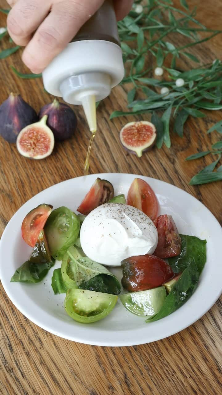 ゴードン・ラムゼイのインスタグラム：「Beautiful burrata with winter tomatoes and fresh basil at @pizzaeast !!」