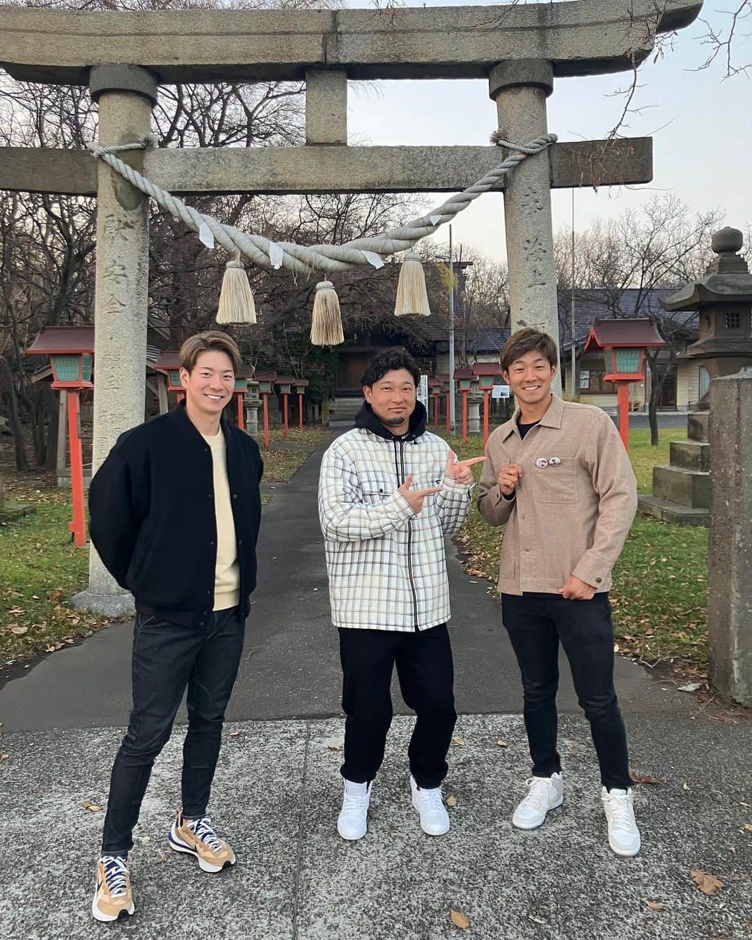 北海道日本ハムファイターズさんのインスタグラム写真 - (北海道日本ハムファイターズInstagram)「この3️⃣人で #石狩市 を観光🎶  #石井一成  #松本剛  #池田隆英  #はまなすの丘公園 #灯台ポーズ  #長野商店  #石狩八幡神社  石井選手の左胸に… #石狩灯台お兄さん 缶バッチ #旧石狩小学校円形校舎  #応援大使プロジェクト  #lovefighters」11月22日 17時59分 - fighters_official