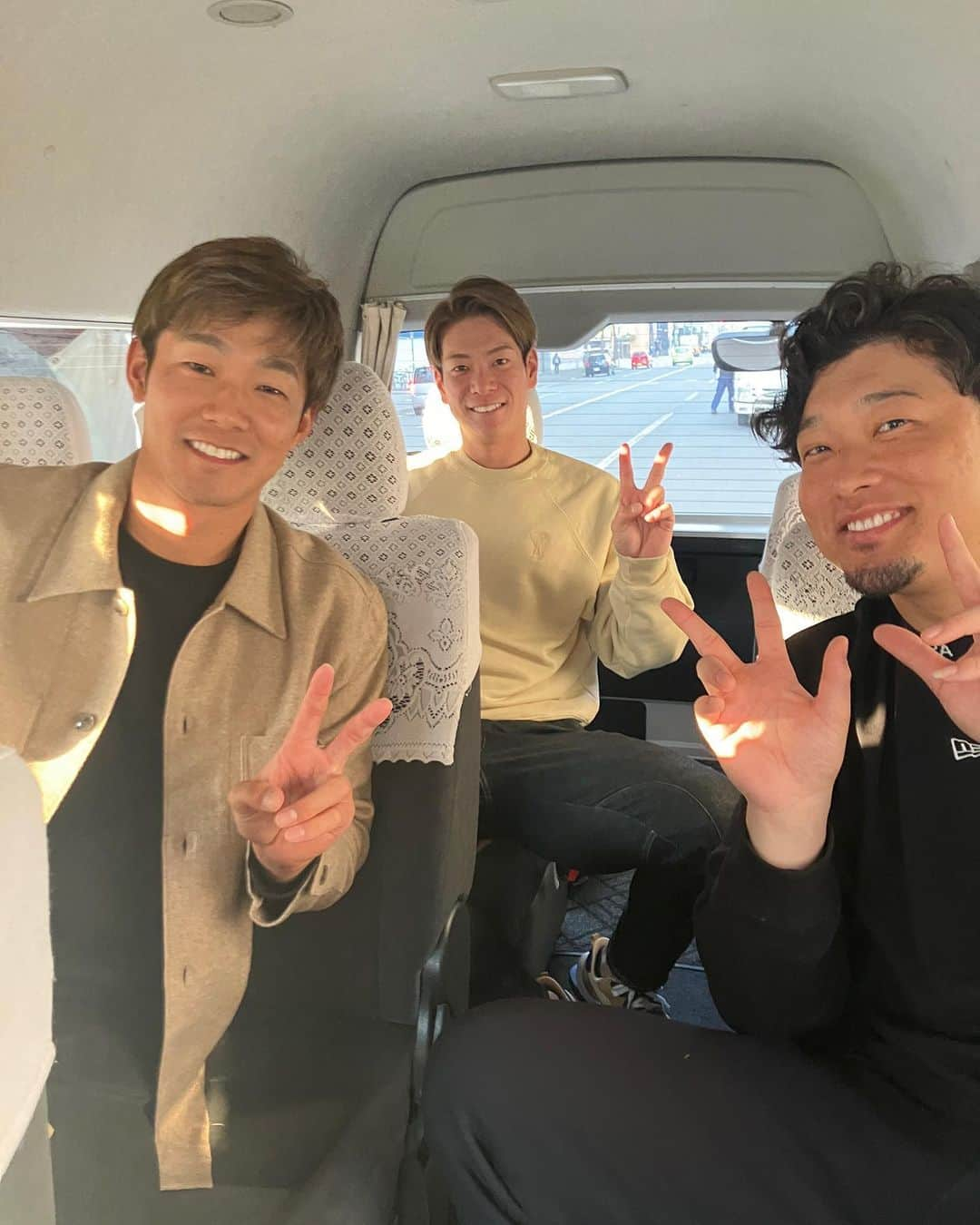 北海道日本ハムファイターズのインスタグラム：「この3️⃣人で #石狩市 を観光🎶  #石井一成  #松本剛  #池田隆英  #はまなすの丘公園 #灯台ポーズ  #長野商店  #石狩八幡神社  石井選手の左胸に… #石狩灯台お兄さん 缶バッチ #旧石狩小学校円形校舎  #応援大使プロジェクト  #lovefighters」