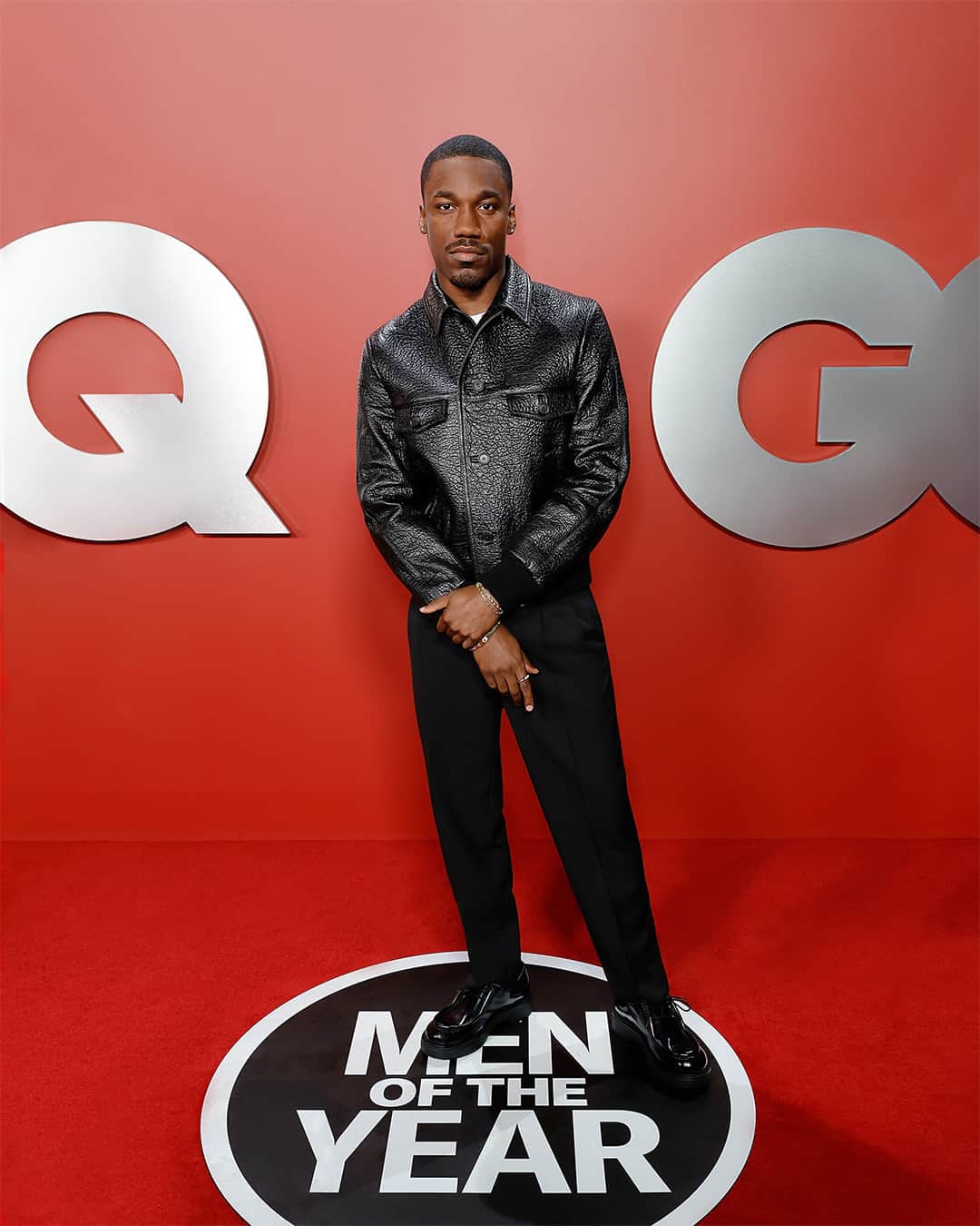 プラダのインスタグラム：「Giveon and Ayo Edebiri both wore full #Prada looks.   @giveon wore a #Prada black leather jacket paired with a cotton t-shirt, black wool trousers and black lace-up shoes while attending GQ’s Men of the Year event in Los Angeles.  @ayoedebiri wore a #Prada orange double satin mini dress with rounded neckline and maxi geometric bow on the back paired with black satin pumps while attending the Glamour Women of the Year Awards in New York.  #PradaPeople」