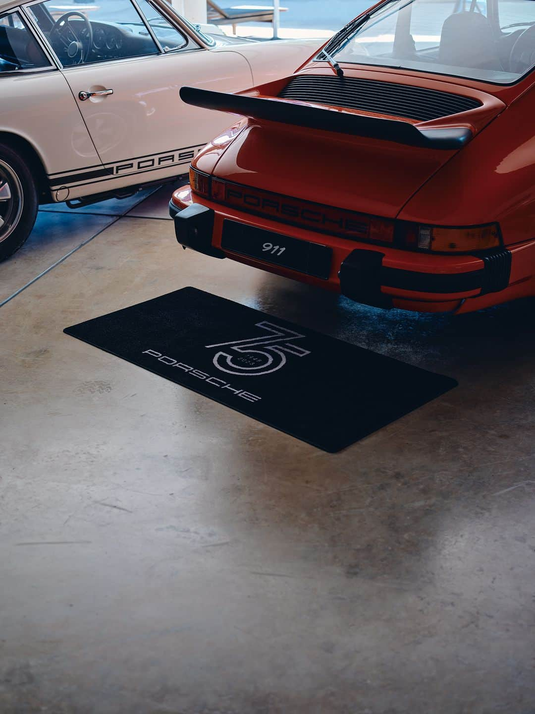 Porsche Japanのインスタグラム：「911を語らずに、ポルシェの75周年は祝えない。  #ポルシェ #Porsche #911 #クラシックポルシェ #スポーツカー」