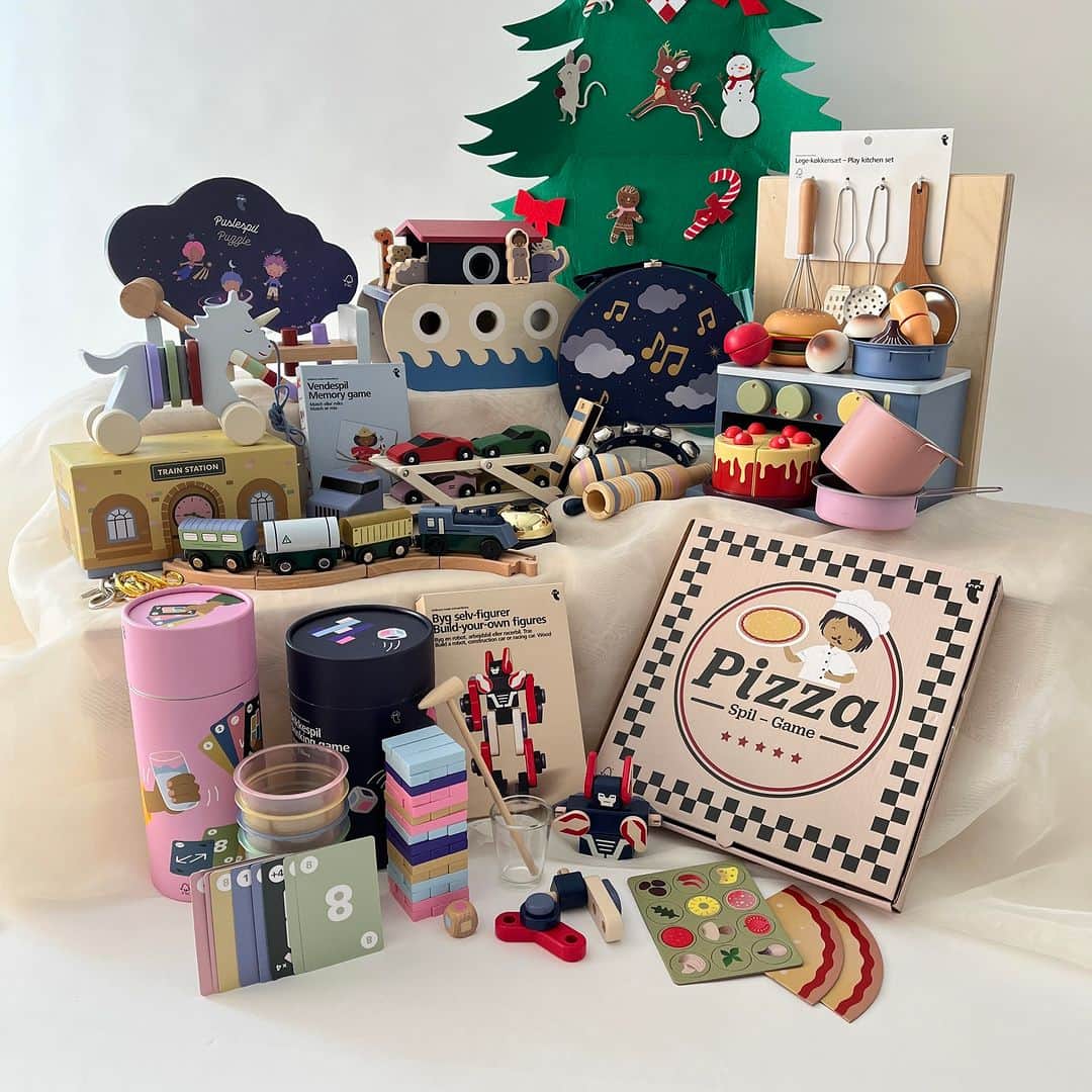 Flying Tiger Japanさんのインスタグラム写真 - (Flying Tiger JapanInstagram)「クリスマスに贈るプレゼントは特別なもの🎁 忘れられないお祝いになるようなギフトたちをご紹介✨  木製のおままごとセットに、ノアの箱舟。 楽器セットもご用意しています🎷  たくさんのおもちゃの中から、 とっておきのギフトを発見してください。 大切な誰かのために、 クリスマスの魔法をかけましょう💫  わたしに、愛。わたしは、愛。 愛は、クリスマス。 愛は、フライング タイガー コペンハーゲン。  ※在庫状況は各店舗で異なります。詳しくはお近くの店舗にお問い合わせください。  #フライングタイガー #flyingtiger #北欧 #北欧インテリア #北欧デザイン #北欧雑貨 #デンマーク  #hygge #クリスマス #Christmas #ホリデーシーズン #クリスマスデコレーション #クリスマスパーティー #クリスマス装飾 #サンタ #ニッセ #クリスマスプレゼント #ギフト」11月22日 18時00分 - flyingtigerjp