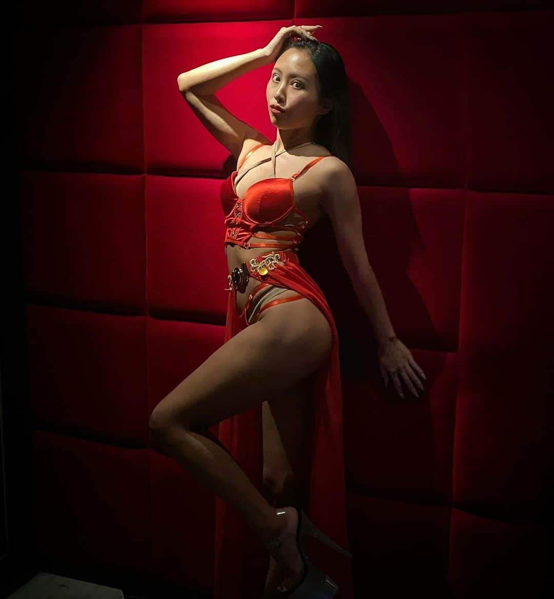 CHINATSUのインスタグラム：「RED❤️‍🔥❤️‍🔥❤️‍🔥 今日から @cabarettokyo 4連勤🔥 飲ませに来てくれる人大募集中〜🙌🏽ww  #キャバレー東京 #cabarettokyo」