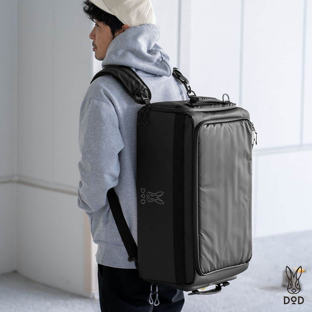 DOPPELGANGER OUTDOORさんのインスタグラム写真 - (DOPPELGANGER OUTDOORInstagram)「. \ 新製品  ハコッチャハコ📦/ . ツーリングバッグに求める機能特徴をもれなく押さえつつ、丈夫なハコ型ゆえのハンパない安定感で、バイクへの積載時や走行中もノンストレス！ でもあくまでもバッグなので携行性も◎ そんなデキるツーリングバッグ #ハコッチャハコ が20Lと40Lの2サイズ展開で新登場⚡️ （バイクに乗らない方にも活用いただけるかと思うので是非最後までご覧ください！） . ツーリングバッグなので.... 🏍️汚れや雨に強いPVCコーティング生地 🏍️サイズ調整可能なレインカバー付属 🏍️バイク固定に便利なデイジーチェーン ＆ Dリング配置 🏍️ショルダーベルト付属（20Lは1本、40Lは2本）  丈夫なハコ型なので....（ハコの全面に硬い板が入ってるので超丈夫） 📦積載時も走行中もハンパない安定感 📦上にテントなどを重ねても型くずれしない 📦車内や棚での収まりがいい 📦中身が見やすく整理しやすい  さらに嬉しいサプライズ....!? 🎉サイドが開くので追加の買い物や雨具の取り出しに便利 🎉使わないときはぺしゃんとコンパクトに . スタイリッシュなデザインの中にこれだけの嬉しいポイントが詰まってるの、スゴくないですか？ こんなの車でのキャンプや旅行でも大活躍間違いナシじゃないですか？？（私はスノボ旅にお供させたい....） . 20L：9,900円、40L：14,300円 DOD STOREにて本日より販売開始です🐰 . ※ツーリングバッグとして使用する場合はご自身のバイクに合った積載用バンドを別途ご用意ください。 . #ツーリング #ツーリングバッグ #バイク旅 #バイク女子 #キャンプツーリング #ギアバッグ #秋キャンプ #冬キャンプ #dod #ディーオーディー #outdoor #アウトドア #ソトアソビ #camp #キャンプ #露營 #戶外 #캠핑 #디오디」11月22日 18時00分 - dod.camp