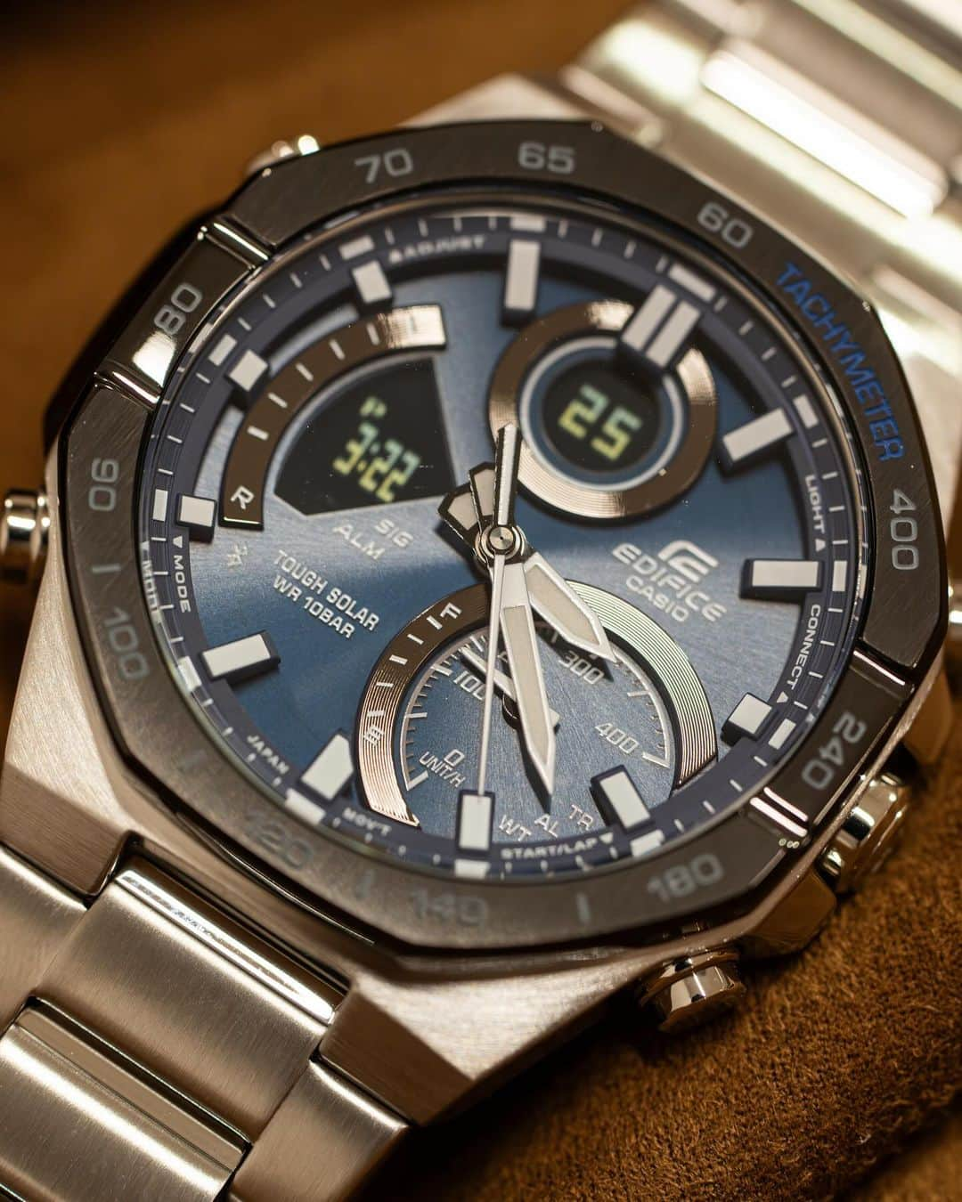 時計倉庫TOKIA 公式アカウントのインスタグラム：「⌚️ 【商品紹介】 CASIO EDIFICE ECB-950DB-2A  今回はCASIO EDIFICEのお時計をご紹介します！ ネイビーとブルーの中間くらいの色合いが綺麗なお時計です。電池交換不要のソーラー機能に加え、専用アプリをダウンロードすることで時計とスマホを同期できるBluetooth機能も備わっており、EDIFICEのなかではハイテクさNO.1のお時計です！ アナログとは別でデジタル表示があるので近未来感を感じながらも視認性もよく、便利です！  大きさや実際の色味など、ぜひ店頭でお試しください！スタッフ一同、心よりお待ちしております🙇‍♀️  ……………………………………………………….................  ☟オンラインショップはプロフィールURLから☟ @tokia_official  ……………………………………………………….................  #時計倉庫 #時計倉庫tokia #腕時計 #watch #手表 #腕元倶楽部 #腕時計好きな人と繋がりたい #casio #casiowatch #カシオ #エディフィス #edifice #edificewatch」