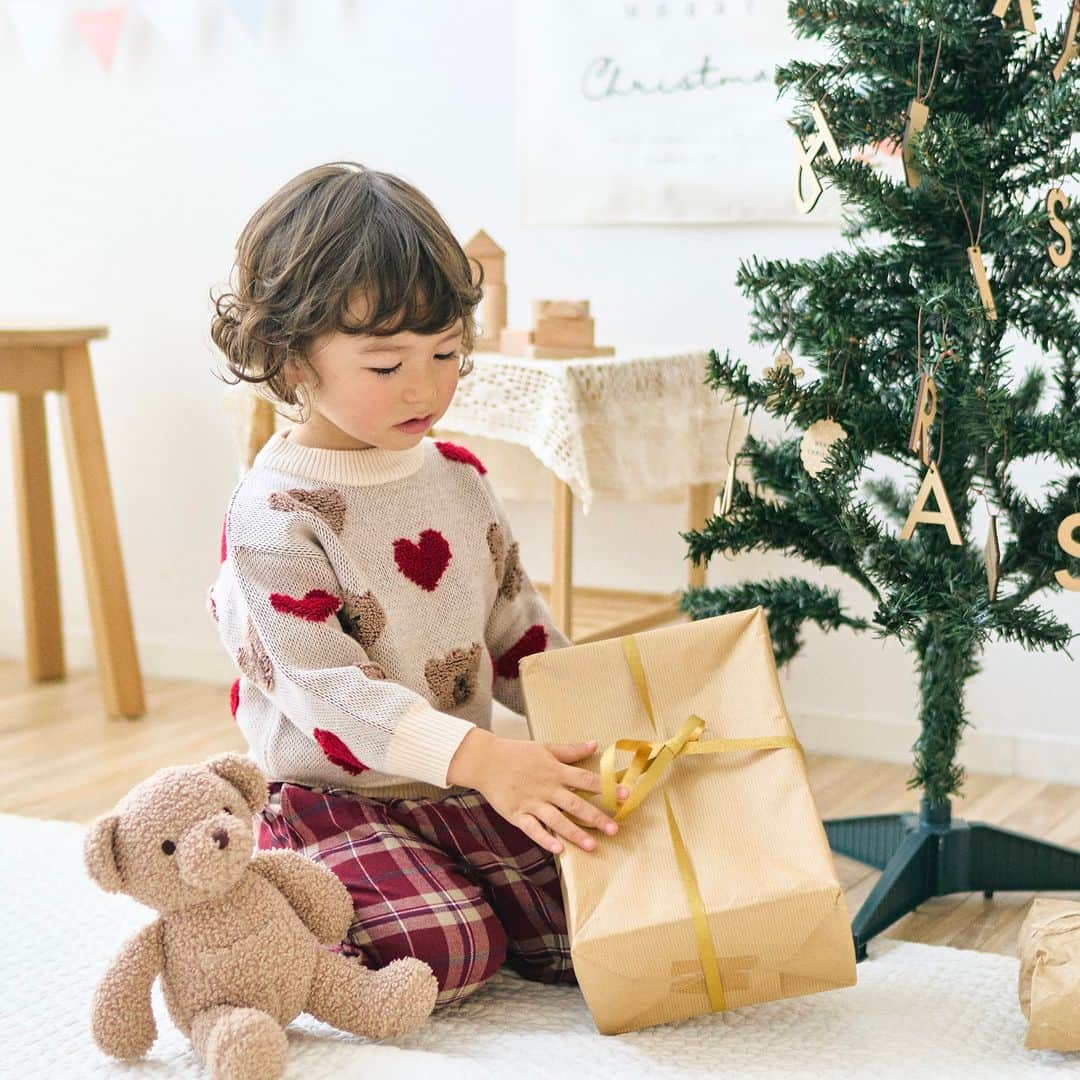 エフオーオンラインストア 子供服さんのインスタグラム写真 - (エフオーオンラインストア 子供服Instagram)「【aprés les cours】tiny bearのクリスマスにおすすめアイテムが登場 🐻🌲 ＜11/23(木) 10：00～販売スタート！＞   tiny bearがモチーフになったぱっと目を惹くデザインばかり♪ ベビー・キッズでおそろいコーデができちゃいます✨ キッズのサロペットとジャンパースカートのリンクコーデもおすすめ♡  アプレレクールならではの細かい部分までこだわった tiny bearのアイテムは要チェック♪  tiny bearと一緒に素敵なクリスマスを過ごしてね🧸🎄  ※tiny bear WALL CLOCKは12月中旬販売予定です。  ======================= 商品詳細や価格は ショッピングタグからご覧いただけます★ =======================  #foonline #apreslescours #アプレレクール #子供服 #こどもふく  #ベビー服 #キッズ服 #キッズコーデ #女の子コーデ #男の子コーデ #tinybear #タイニーベアー  #くまグッズ #リンクコーデ #クリスマスコーデ」11月22日 18時01分 - foonline