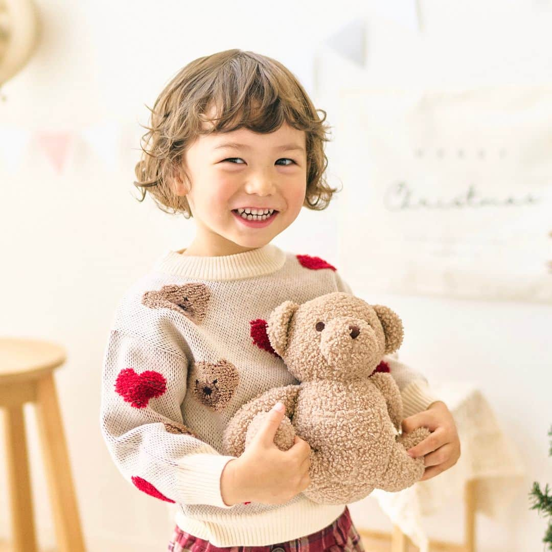 エフオーオンラインストア 子供服さんのインスタグラム写真 - (エフオーオンラインストア 子供服Instagram)「【aprés les cours】tiny bearのクリスマスにおすすめアイテムが登場 🐻🌲 ＜11/23(木) 10：00～販売スタート！＞   tiny bearがモチーフになったぱっと目を惹くデザインばかり♪ ベビー・キッズでおそろいコーデができちゃいます✨ キッズのサロペットとジャンパースカートのリンクコーデもおすすめ♡  アプレレクールならではの細かい部分までこだわった tiny bearのアイテムは要チェック♪  tiny bearと一緒に素敵なクリスマスを過ごしてね🧸🎄  ※tiny bear WALL CLOCKは12月中旬販売予定です。  ======================= 商品詳細や価格は ショッピングタグからご覧いただけます★ =======================  #foonline #apreslescours #アプレレクール #子供服 #こどもふく  #ベビー服 #キッズ服 #キッズコーデ #女の子コーデ #男の子コーデ #tinybear #タイニーベアー  #くまグッズ #リンクコーデ #クリスマスコーデ」11月22日 18時01分 - foonline