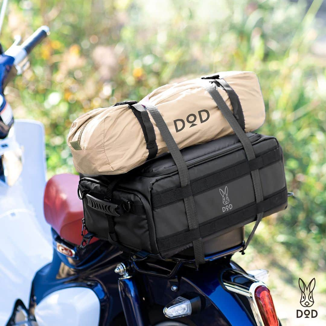 DOPPELGANGER OUTDOORのインスタグラム：「. \ 新製品  ハコッチャハコ📦/ . ツーリングバッグに求める機能特徴をもれなく押さえつつ、丈夫なハコ型ゆえのハンパない安定感で、バイクへの積載時や走行中もノンストレス！ でもあくまでもバッグなので携行性も◎ そんなデキるツーリングバッグ #ハコッチャハコ が20Lと40Lの2サイズ展開で新登場⚡️ （バイクに乗らない方にも活用いただけるかと思うので是非最後までご覧ください！） . ツーリングバッグなので.... 🏍️汚れや雨に強いPVCコーティング生地 🏍️サイズ調整可能なレインカバー付属 🏍️バイク固定に便利なデイジーチェーン ＆ Dリング配置 🏍️ショルダーベルト付属（20Lは1本、40Lは2本）  丈夫なハコ型なので....（ハコの全面に硬い板が入ってるので超丈夫） 📦積載時も走行中もハンパない安定感 📦上にテントなどを重ねても型くずれしない 📦車内や棚での収まりがいい 📦中身が見やすく整理しやすい  さらに嬉しいサプライズ....!? 🎉サイドが開くので追加の買い物や雨具の取り出しに便利 🎉使わないときはぺしゃんとコンパクトに . スタイリッシュなデザインの中にこれだけの嬉しいポイントが詰まってるの、スゴくないですか？ こんなの車でのキャンプや旅行でも大活躍間違いナシじゃないですか？？（私はスノボ旅にお供させたい....） . 20L：9,900円、40L：14,300円 DOD STOREにて本日より販売開始です🐰 . ※ツーリングバッグとして使用する場合はご自身のバイクに合った積載用バンドを別途ご用意ください。 . #ツーリング #ツーリングバッグ #バイク旅 #バイク女子 #キャンプツーリング #ギアバッグ #秋キャンプ #冬キャンプ #dod #ディーオーディー #outdoor #アウトドア #ソトアソビ #camp #キャンプ #露營 #戶外 #캠핑 #디오디」