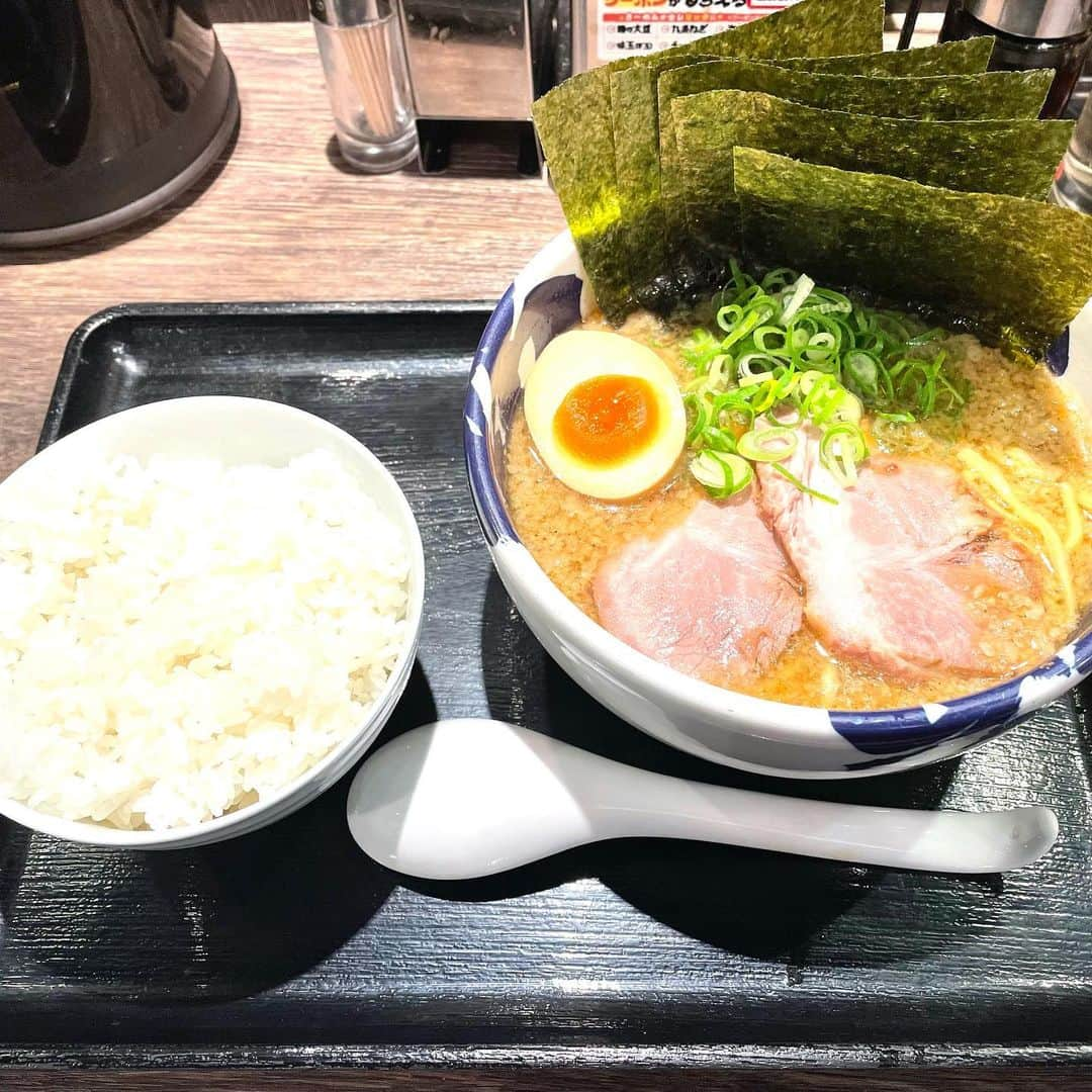 渡部おにぎりさんのインスタグラム写真 - (渡部おにぎりInstagram)「【節骨麺 たいぞう】三軒茶屋  ・こってりたいぞうラーメン ・ライス大  三軒茶屋にあるラーメン屋！ 外看板に腹ペコさんいらっしゃーい！の看板に釣られて入りました！笑 ラーメンも背脂系で美味しかった！！太麺最高〜！！ ご飯大盛りのサイズだけは納得いかなかったが、、笑  #飯テロ#グルメ#日本美食#全国美味いもの巡り#外食#東京グルメ#instafood#yuumy#金の国#渡部おにぎり #三軒茶屋#三軒茶屋グルメ#ラーメン#ライス#大盛り#背脂」11月22日 18時01分 - watabe_onigiri