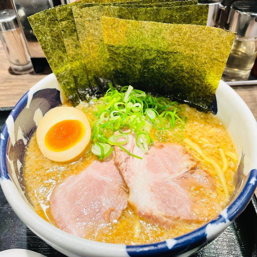 渡部おにぎりさんのインスタグラム写真 - (渡部おにぎりInstagram)「【節骨麺 たいぞう】三軒茶屋  ・こってりたいぞうラーメン ・ライス大  三軒茶屋にあるラーメン屋！ 外看板に腹ペコさんいらっしゃーい！の看板に釣られて入りました！笑 ラーメンも背脂系で美味しかった！！太麺最高〜！！ ご飯大盛りのサイズだけは納得いかなかったが、、笑  #飯テロ#グルメ#日本美食#全国美味いもの巡り#外食#東京グルメ#instafood#yuumy#金の国#渡部おにぎり #三軒茶屋#三軒茶屋グルメ#ラーメン#ライス#大盛り#背脂」11月22日 18時01分 - watabe_onigiri