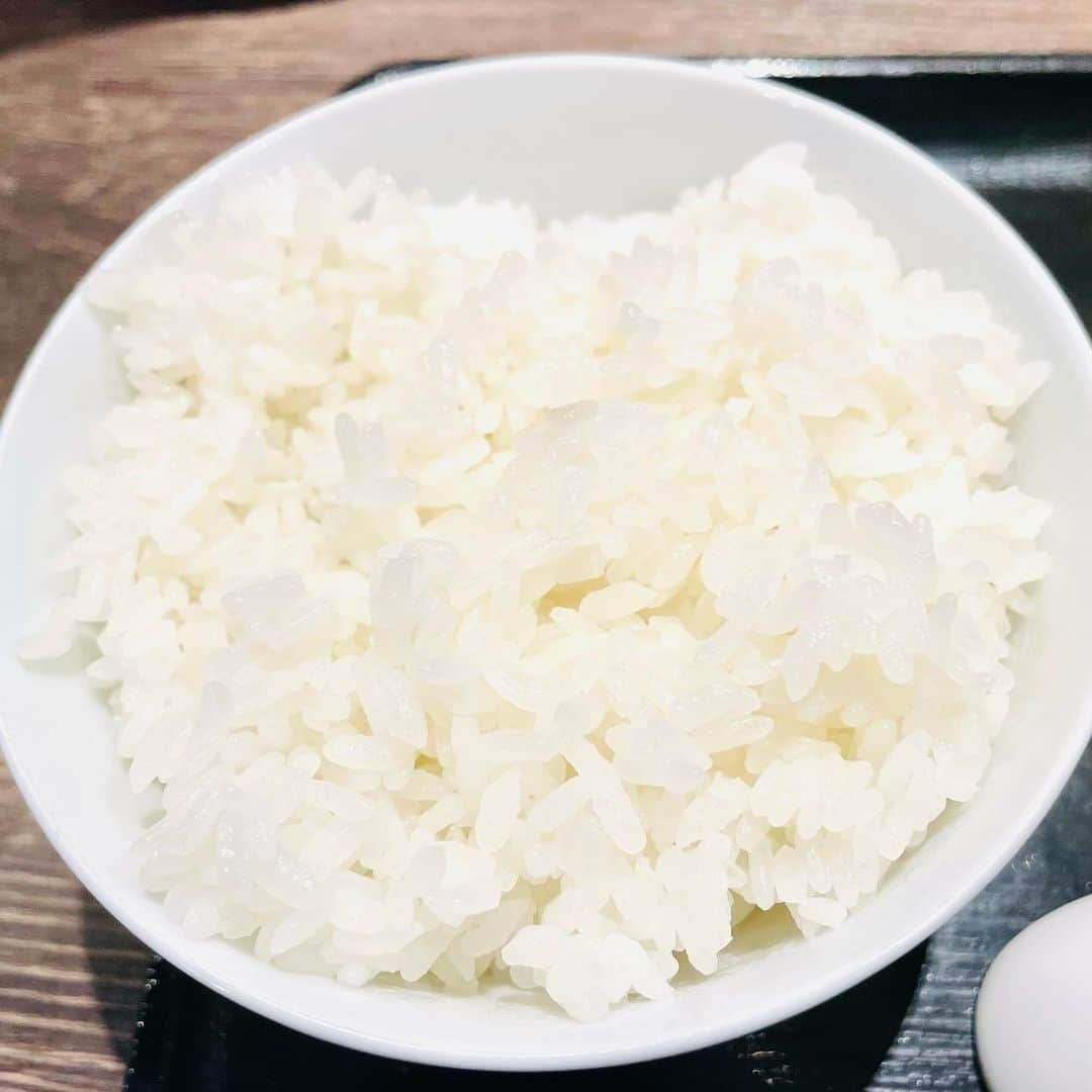 渡部おにぎりさんのインスタグラム写真 - (渡部おにぎりInstagram)「【節骨麺 たいぞう】三軒茶屋  ・こってりたいぞうラーメン ・ライス大  三軒茶屋にあるラーメン屋！ 外看板に腹ペコさんいらっしゃーい！の看板に釣られて入りました！笑 ラーメンも背脂系で美味しかった！！太麺最高〜！！ ご飯大盛りのサイズだけは納得いかなかったが、、笑  #飯テロ#グルメ#日本美食#全国美味いもの巡り#外食#東京グルメ#instafood#yuumy#金の国#渡部おにぎり #三軒茶屋#三軒茶屋グルメ#ラーメン#ライス#大盛り#背脂」11月22日 18時01分 - watabe_onigiri