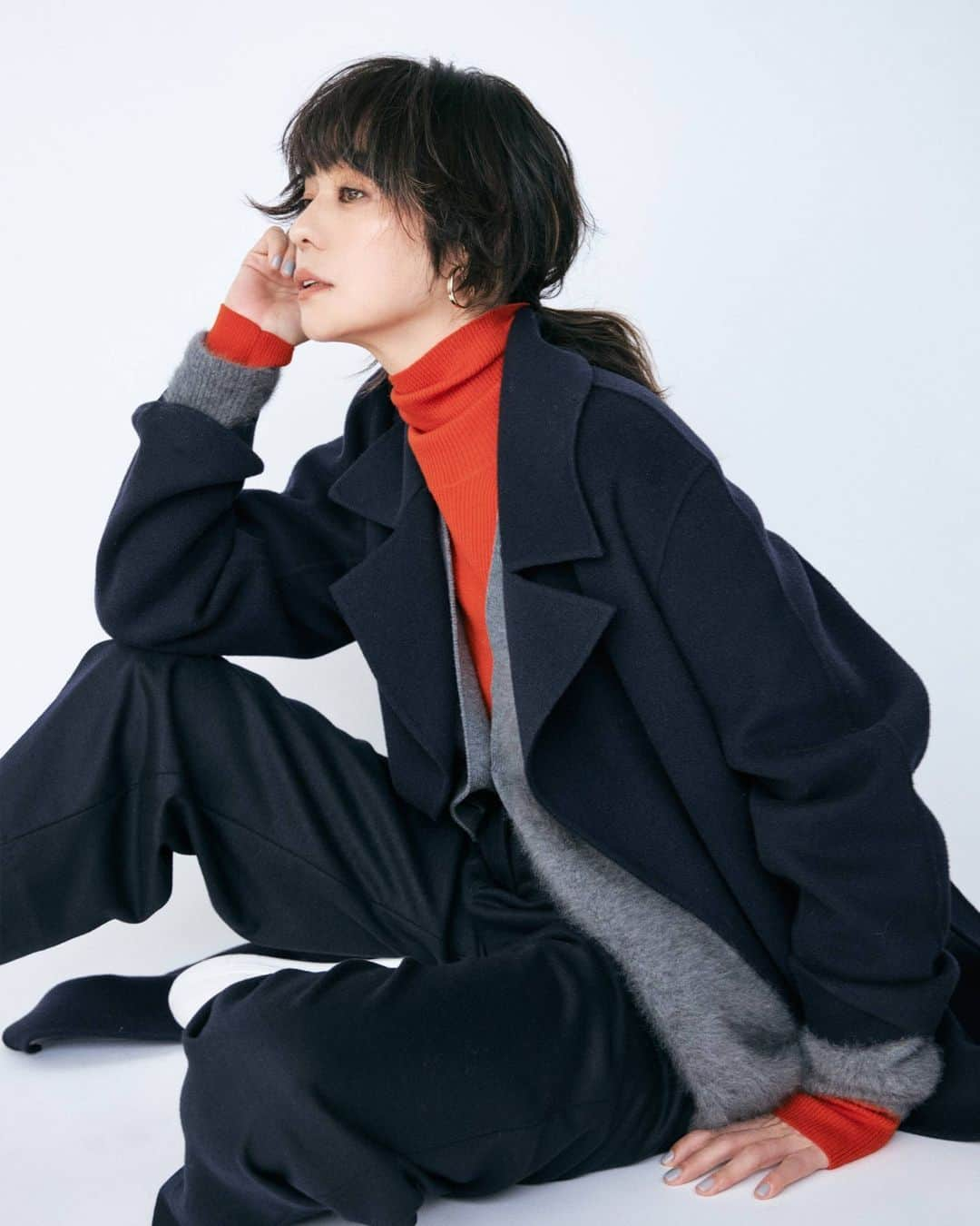 ICB WEB MAGAZINEさんのインスタグラム写真 - (ICB WEB MAGAZINEInstagram)「.  スタイリスト樋口かほりが提案する Outer&Knit 最旬冬モードstyle  STYLE 01ーAdd Color with River Coat  リバーコートは色を加えて メンズライクに着こなす  ▼Kaori's comment  羽織るだけで女性らしいムードが漂う ウールカシミアのリバーコートは、 メンズライクに着こなすのが気分。 鮮やかなオレンジやシャギーの質感を ポイントにするのも楽しいシーズンです。  ウールリバー トレンチコート ￥61,930(taxin)  エクストラファインメリノ  タートルネックプルオーバー ￥16,940(taxin)  フォックスカシミヤ カーディガン ￥36,960(taxin)  ウォッシャブルウールジャージー ワイドパンツ ￥23,980(taxin)  ICB STYLE WEB 2023 SPECIAL EDITION @icb_jp プロフィールリンクよりご覧いただけます  . .  ‐ information -  11.24(金)　19:00～ ICB special Instagram LIVE  ゲストに竹下玲奈さんと樋口かほりさんをお迎えし、 最旬冬スタイルをご紹介します。 ライブ中に素敵なプレゼントキャンペーンのお知らせも解禁。 是非リアルタイムでご視聴ください！  #icb #icbjp #icbstyleweb #onward #オンワード #オンワード樫山 #onwardcrosset #オンワードクローゼット #fashion #通勤コーデ #通勤スタイル #オフィススタイル #オフィスカジュアルコーデ #ootd #オフィスカジュアル #シンプルコーデ #大人カジュアル #秋コーデ #シンプルファッション #お仕事服 #ootdfashion #大人シンプル #ウールコート #ウールリバー #ウールリバーコート #カラーニット #カラーニットコーデ #レイヤードコーデ #カーディガンコーデ #カーディガン」11月22日 18時02分 - icb_jp