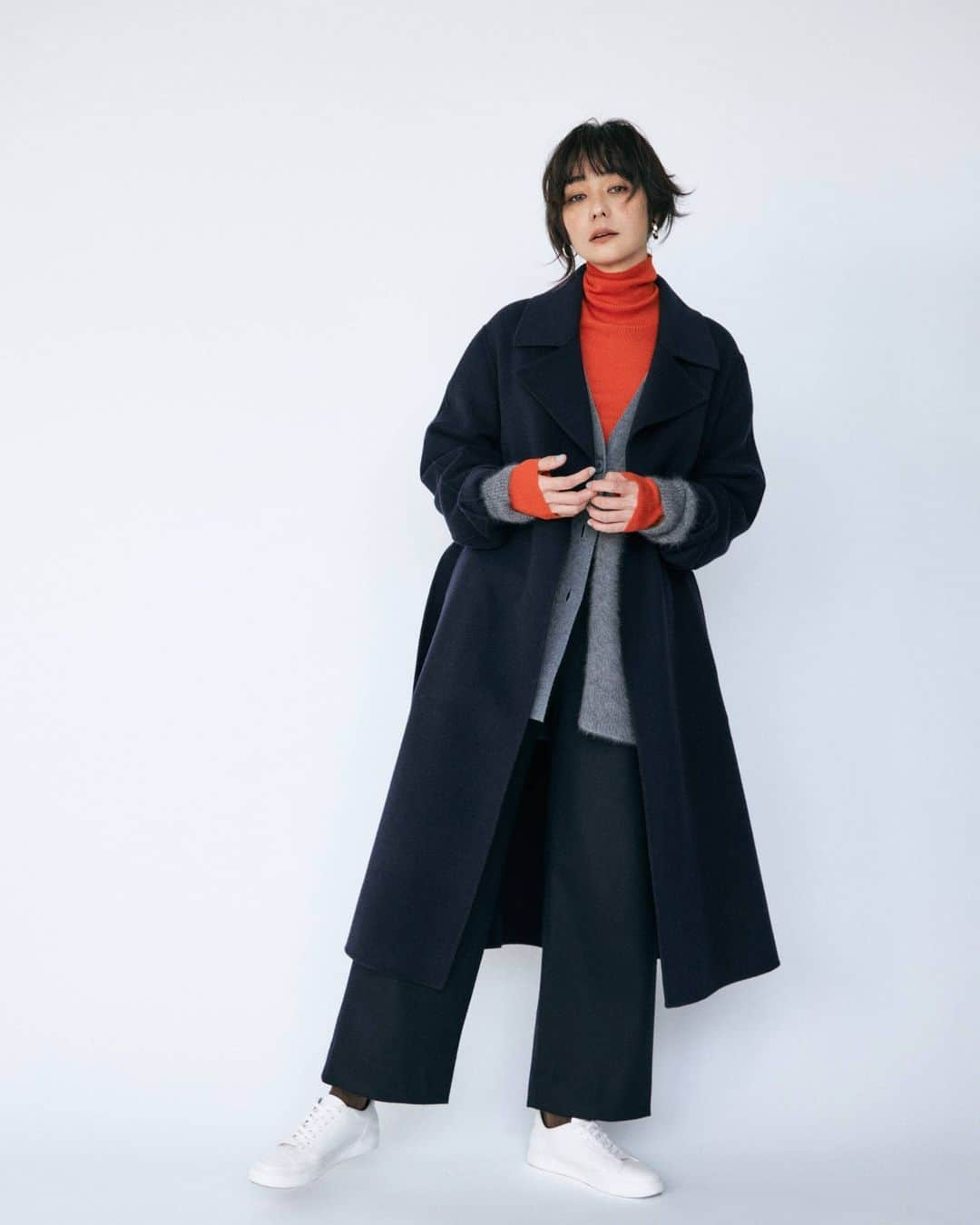 ICB WEB MAGAZINEのインスタグラム：「.  スタイリスト樋口かほりが提案する Outer&Knit 最旬冬モードstyle  STYLE 01ーAdd Color with River Coat  リバーコートは色を加えて メンズライクに着こなす  ▼Kaori's comment  羽織るだけで女性らしいムードが漂う ウールカシミアのリバーコートは、 メンズライクに着こなすのが気分。 鮮やかなオレンジやシャギーの質感を ポイントにするのも楽しいシーズンです。  ウールリバー トレンチコート ￥61,930(taxin)  エクストラファインメリノ  タートルネックプルオーバー ￥16,940(taxin)  フォックスカシミヤ カーディガン ￥36,960(taxin)  ウォッシャブルウールジャージー ワイドパンツ ￥23,980(taxin)  ICB STYLE WEB 2023 SPECIAL EDITION @icb_jp プロフィールリンクよりご覧いただけます  . .  ‐ information -  11.24(金)　19:00～ ICB special Instagram LIVE  ゲストに竹下玲奈さんと樋口かほりさんをお迎えし、 最旬冬スタイルをご紹介します。 ライブ中に素敵なプレゼントキャンペーンのお知らせも解禁。 是非リアルタイムでご視聴ください！  #icb #icbjp #icbstyleweb #onward #オンワード #オンワード樫山 #onwardcrosset #オンワードクローゼット #fashion #通勤コーデ #通勤スタイル #オフィススタイル #オフィスカジュアルコーデ #ootd #オフィスカジュアル #シンプルコーデ #大人カジュアル #秋コーデ #シンプルファッション #お仕事服 #ootdfashion #大人シンプル #ウールコート #ウールリバー #ウールリバーコート #カラーニット #カラーニットコーデ #レイヤードコーデ #カーディガンコーデ #カーディガン」