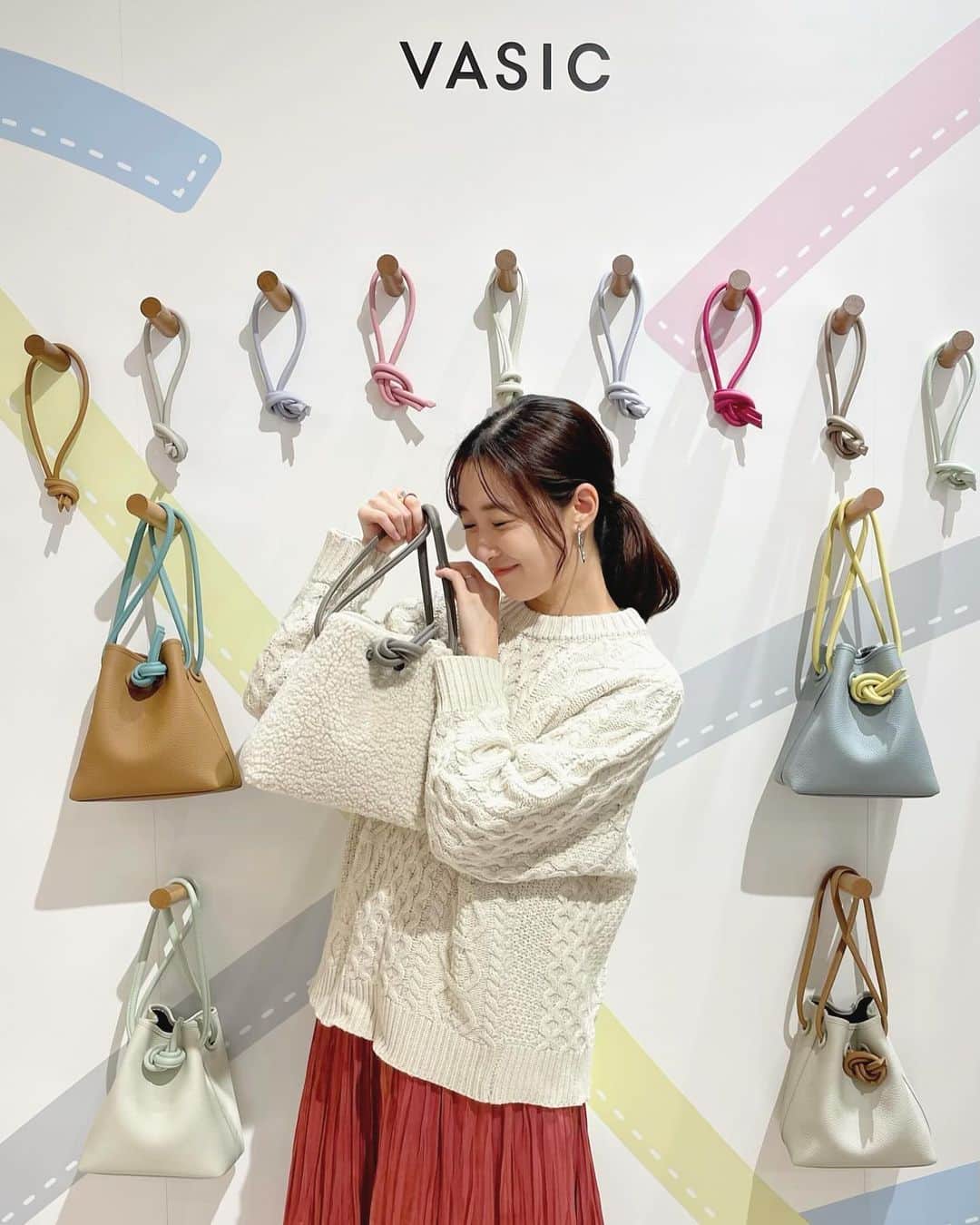 吉田友利恵のインスタグラム：「vasic👜 ポップアップにお邪魔しました🤍 愛してやまないvasicさん🥺 今回は付け替え用のコードを 一本選べるイベントだよ💚  ３枚目の組み合わせにしてみました🤲 めっちゃ可愛すぎる🤦‍♀️  自分の好きな組み合わせに出来るのが とっても楽しいからぜひ皆も行ってみてね🫶 11/22〜28まで 阪急うめだ本店1Fでやってるよー！  マーシーさんいつもありがとうございます😆✨  @vasic_japan #PR #vasic #ヴァジック #colormeyourcolor」
