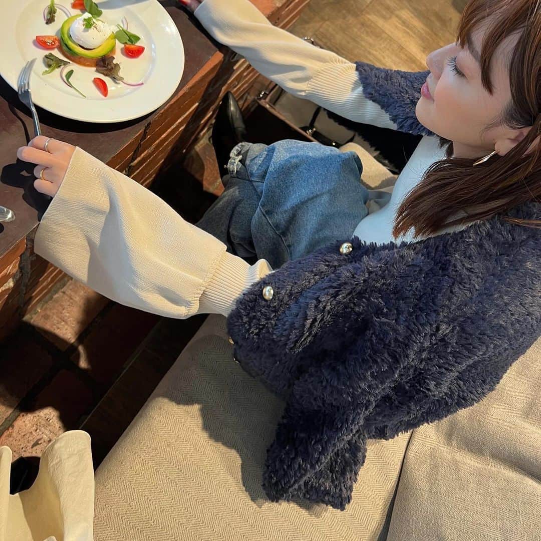 maricoのインスタグラム：「@novelmee_official の短め丈のカーディガン。  私は職場にカーディガンが1枚必須で、いつも置いてるの。薄手のニットの上に羽織るのにこれ丁度いいよ😊✨  ゴールドボタンが可愛い💗  #novelmee  #ノベルミー #30代ファッション#アラフォーコーデ  #低身長コーデ」