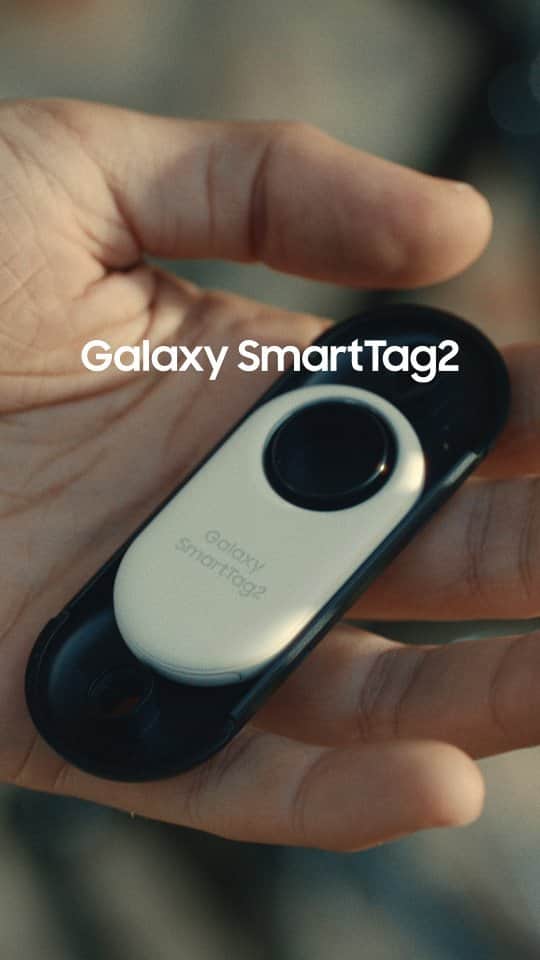Samsung Mobileのインスタグラム：「Keep your valuables safe with the #GalaxySmartTag2! With the ‘Notify when left behind’ feature, your belongings are always monitored. Rest easy knowing you'll get notifications if your tag wanders off.  Learn more: samsung.com」