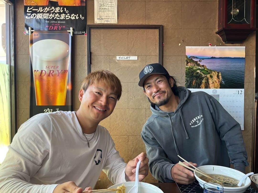 ハンバーグ師匠（井戸田潤）さんのインスタグラム写真 - (ハンバーグ師匠（井戸田潤）Instagram)「ラーメン専科『竜』 最終日に食べに行ってきた 偶然　祖父江投手＆田島投手と相席＆報道陣‼️ やっぱりみんなも名残り惜しいんだね🍜 美味しかったです 42年間お疲れ様でした🐲 奥さんにお土産のそば飯 ソブさんに奢って貰っちゃったのはここだけの話🤫 がんばれドラゴンズ #ドラゴンズ　#祖父江投手　#田島投手　#ラーメン」11月22日 18時07分 - jujuju_101010