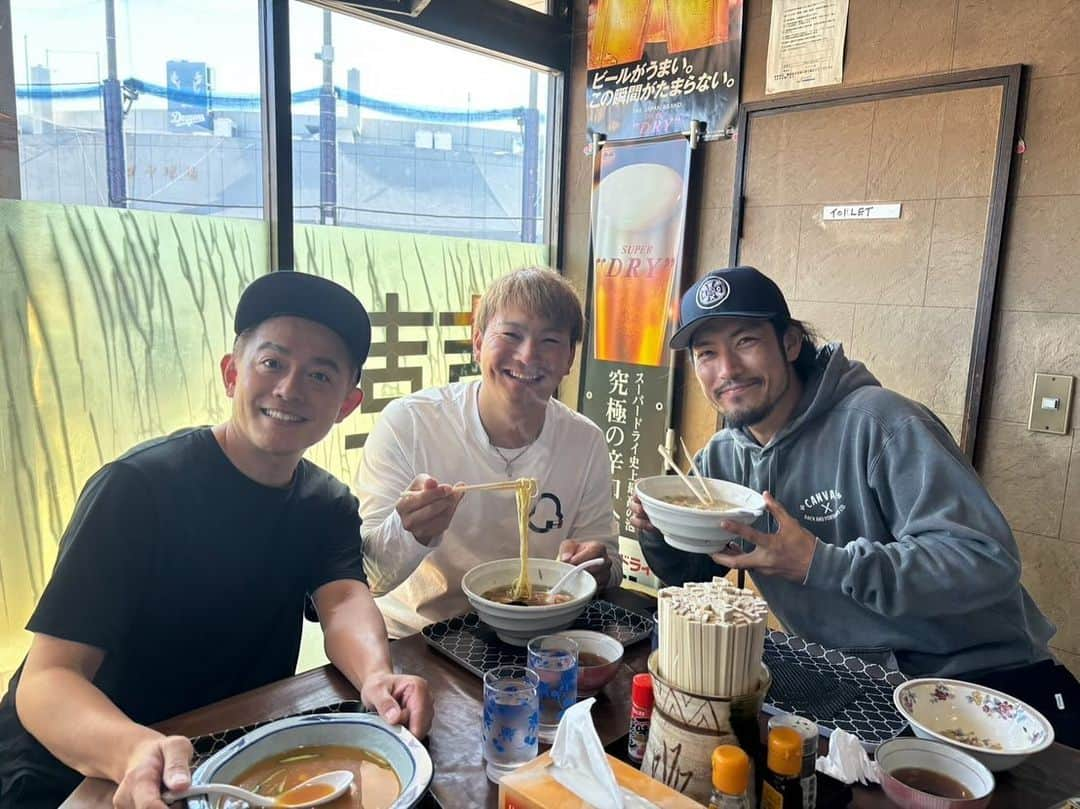 ハンバーグ師匠（井戸田潤）さんのインスタグラム写真 - (ハンバーグ師匠（井戸田潤）Instagram)「ラーメン専科『竜』 最終日に食べに行ってきた 偶然　祖父江投手＆田島投手と相席＆報道陣‼️ やっぱりみんなも名残り惜しいんだね🍜 美味しかったです 42年間お疲れ様でした🐲 奥さんにお土産のそば飯 ソブさんに奢って貰っちゃったのはここだけの話🤫 がんばれドラゴンズ #ドラゴンズ　#祖父江投手　#田島投手　#ラーメン」11月22日 18時07分 - jujuju_101010