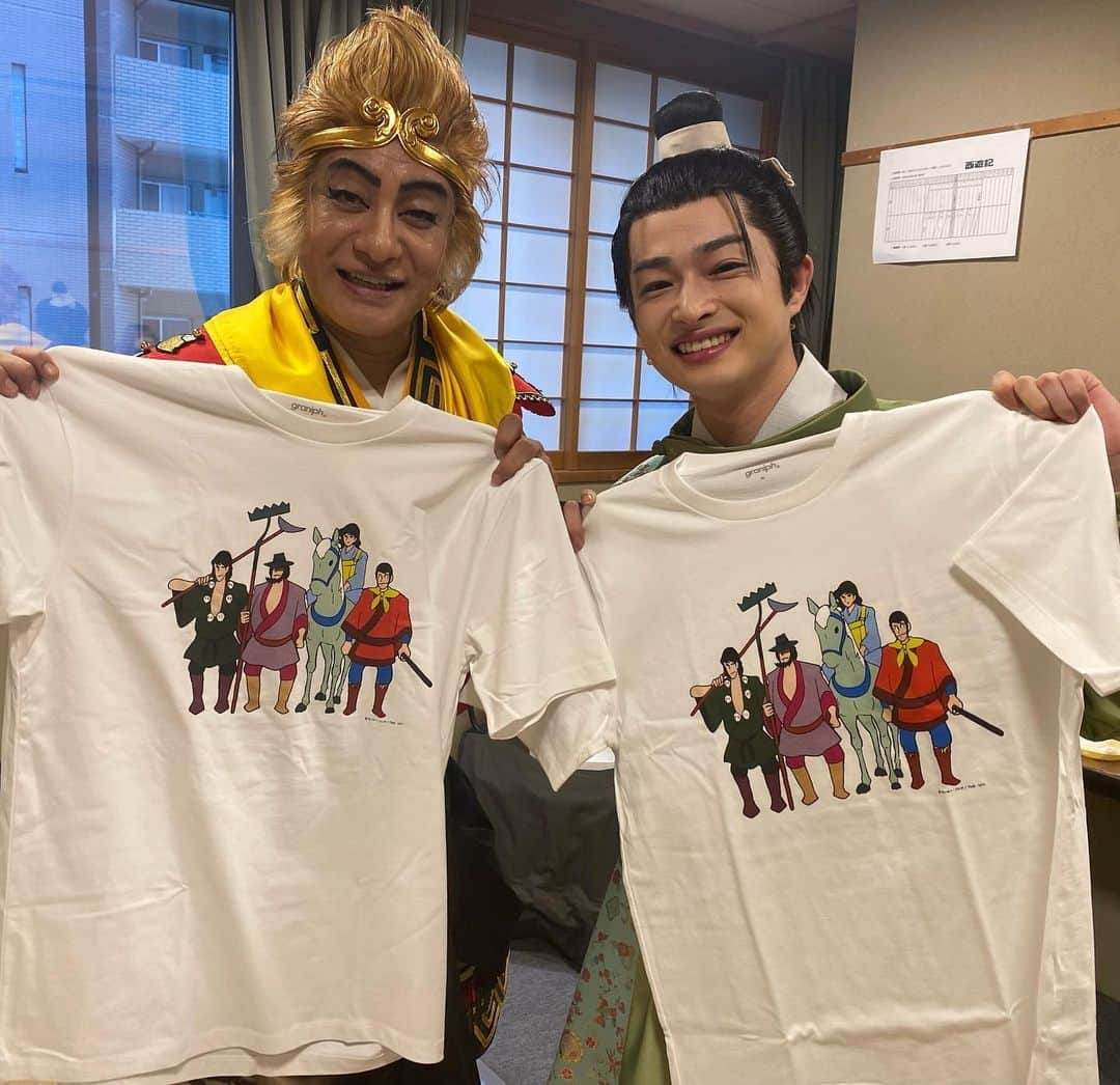 曽田陵介のインスタグラム：「片岡愛之助さんから とっても素敵なコラボTシャツを頂きました😭 しかも！なんと！お揃い！！ ありがとうございます〜🙏  福岡公演は明日で千穐楽！！ 頑張ります！！🫡  #片岡愛之助 さん #西遊記」