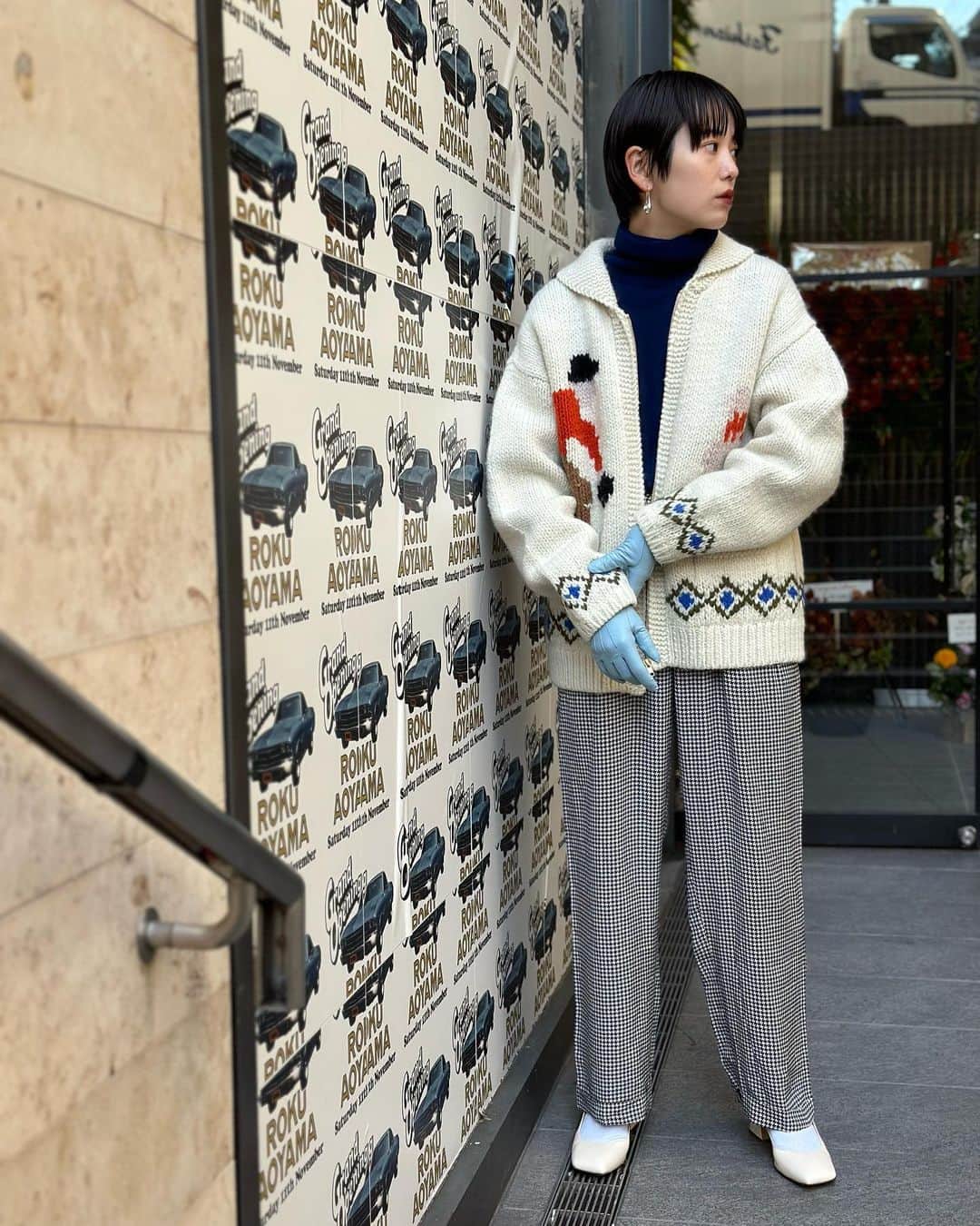 6(ROKU) OFFICIALのインスタグラム：「-  6 cowichan jacket ¥66,000- tax in  6 cashmere turtleneck  ¥35,200- tax in  @ernie_palo leather gloves ¥30,800- tax in  @maisonmargiela shoes ¥130,900- tax in  #roku #erniepalo #maisonmargiela」