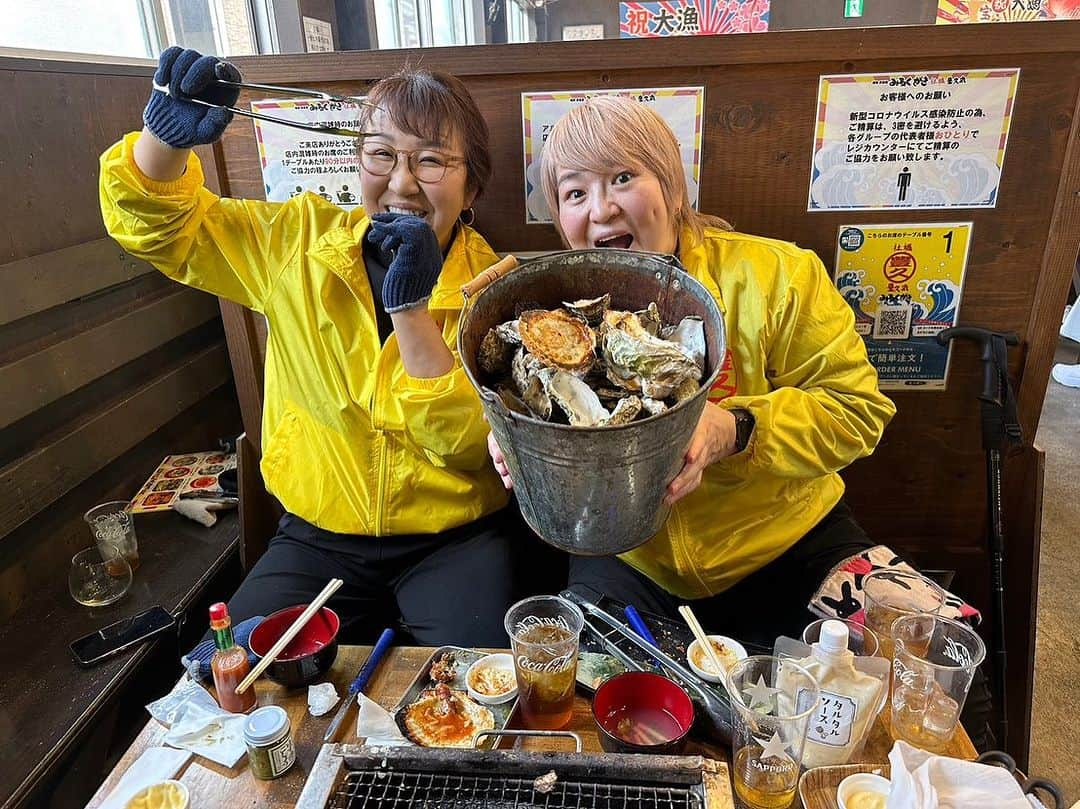 堀田祐美子さんのインスタグラム写真 - (堀田祐美子Instagram)「福岡県糸島の牡蠣小屋行きました。  北斗牡蠣奉行！！  皆んなの剥いてくれました。  めちゃくちゃ食べた！！  糸島の海はスカイブルー  時差投稿でーす。  @hokutoakira_official   @yumiko_hotta  @t_hearts2020  #堀田祐美子 #yumikohotta  #prowrestling  #プロレス #womansprowrestling  #女子プロレス  #hearts82 #thearts  #福岡県糸島市  #牡蠣小屋」11月22日 18時16分 - yumiko_hotta