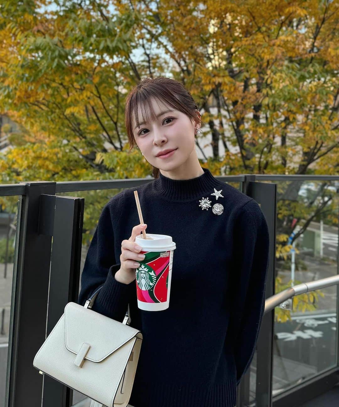 のインスタグラム：「今日の朝、思い立って前髪を切りました👧🏻~♡  もうすぐ12月なのにまだ暖かくて今日もアイスラテ🥛笑  ホリデー感のあるビジュー付きのニットは @anayi_official 🖤 カシミヤのニットでアウターいらないくらい暖かいのです..🐑💭  #ANAYI #アナイ #pr #HolidayCollection2023_ANAYI」