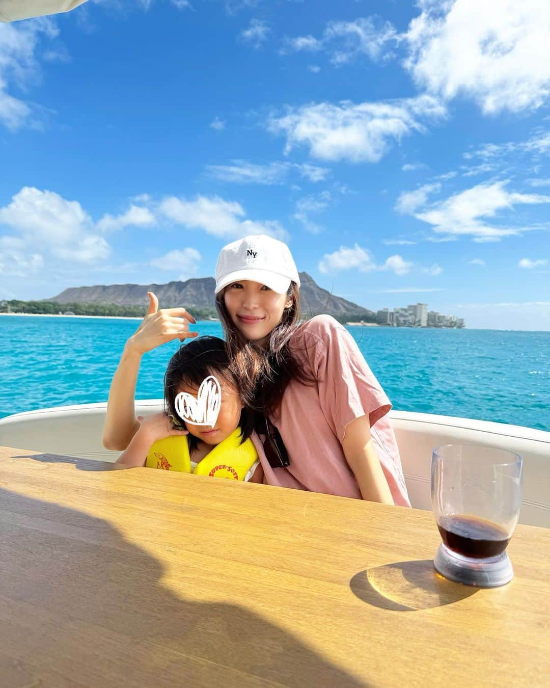 小林真由さんのインスタグラム写真 - (小林真由Instagram)「Hawaii🌺 ⁡ ハワイで初めてクルージングしました🚢 クルーの皆様、とても良い方々ですごく良かった✨ ⁡ しかし乗ってすぐに娘と私は酔ってしまい、 1枚目の時から娘は笑ってない😂 (堂々としたコーラも気になる) その隙に楽しむ息子。(4枚目、フードしたらカッコ良いと思ってるのが今の些細な悩みです) ⁡ ⁡ 少し遊んだら、すぐに戻ってきました😂 景色も良かったのに残念..😂 でもseabobは楽しかった🐬🤍 ⁡ ⁡ ⁡ ⁡ #ファッション #コーデ #ママコーデ #女の子ママ #男の子ママ #ママライフ #コーディネート #5歳 #3歳 #子連れ旅行 #旅行 #二人育児 #子連れ旅行 #旅行 #ハワイ旅行 #ハワイ #子連れハワイ」11月22日 18時17分 - mayukobayashii