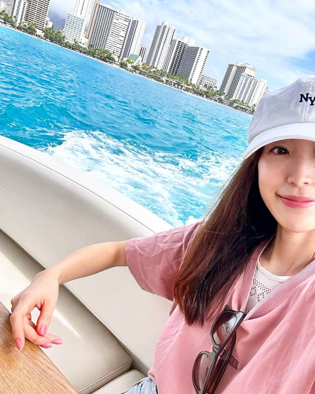 小林真由さんのインスタグラム写真 - (小林真由Instagram)「Hawaii🌺 ⁡ ハワイで初めてクルージングしました🚢 クルーの皆様、とても良い方々ですごく良かった✨ ⁡ しかし乗ってすぐに娘と私は酔ってしまい、 1枚目の時から娘は笑ってない😂 (堂々としたコーラも気になる) その隙に楽しむ息子。(4枚目、フードしたらカッコ良いと思ってるのが今の些細な悩みです) ⁡ ⁡ 少し遊んだら、すぐに戻ってきました😂 景色も良かったのに残念..😂 でもseabobは楽しかった🐬🤍 ⁡ ⁡ ⁡ ⁡ #ファッション #コーデ #ママコーデ #女の子ママ #男の子ママ #ママライフ #コーディネート #5歳 #3歳 #子連れ旅行 #旅行 #二人育児 #子連れ旅行 #旅行 #ハワイ旅行 #ハワイ #子連れハワイ」11月22日 18時17分 - mayukobayashii