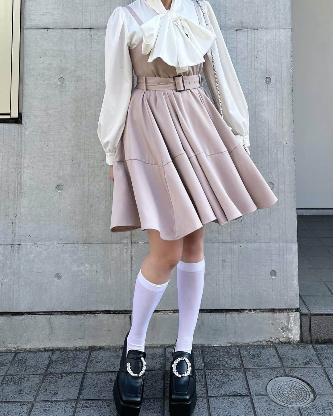 ティティ&コーさんのインスタグラム写真 - (ティティ&コーInstagram)「人気No.1アイテム👑 フレアミニジャンスカに新色登場！🩷 ⁡ color: Greige price:¥8,910 ⁡ 様々なトップスに合わせやすく、 着回し力抜群のアイテムです🎀 ⁡ ⁡ #tittyandco #ガーリー#参戦服 #骨格ストレート#骨格ナチュラル#骨格ウェーブ #推し活コーデ #冬コーデ#デートコーデ#モテコーデ#フェミニンコーデ#ジャンスカ」11月22日 18時17分 - tittyandco_com