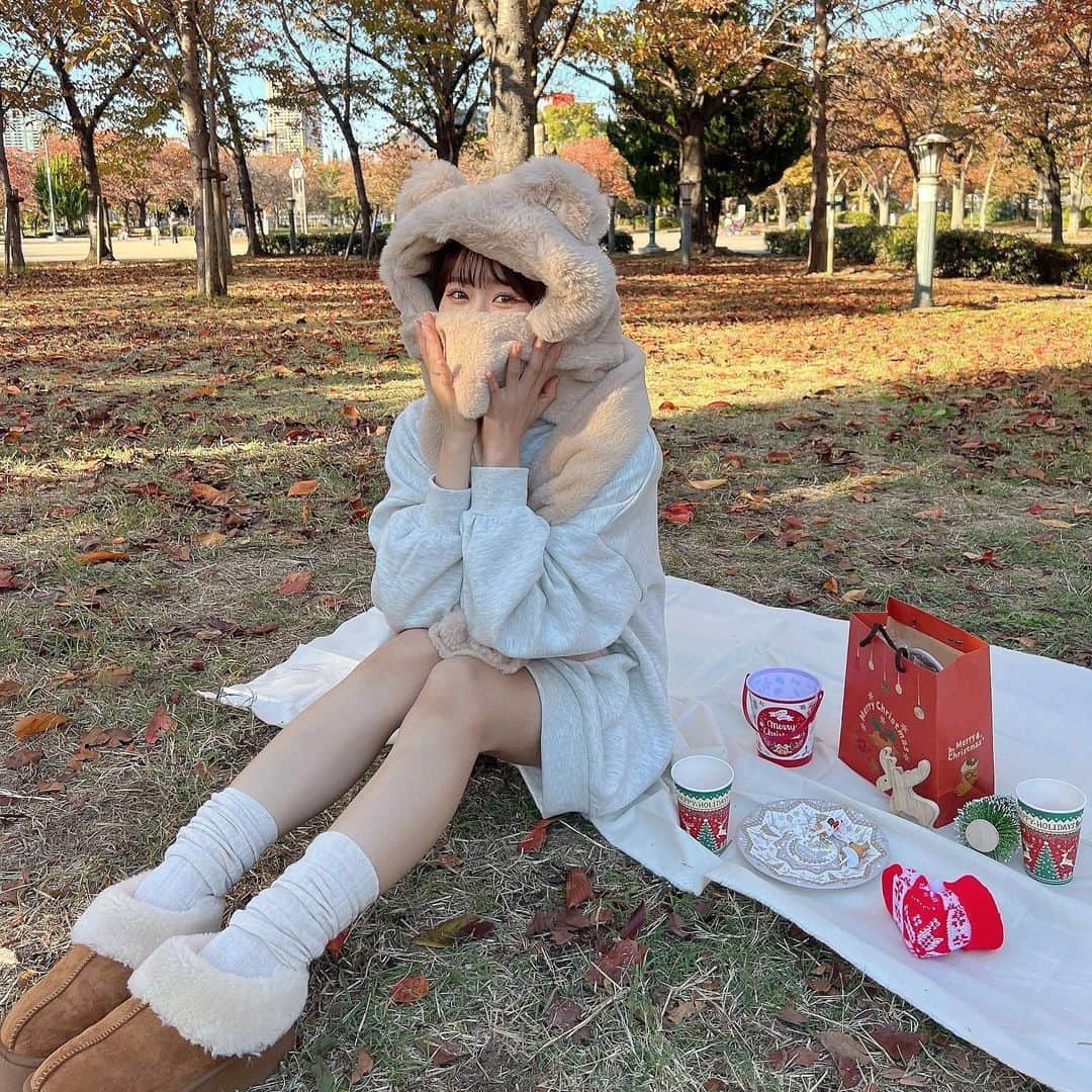 あかちゃすさんのインスタグラム写真 - (あかちゃすInstagram)「全身GRLで双子コーデ \ 🧸🤍🧸 /  クリスマスピクニックしたかったけん、 りのちゃん誘ってGo !! 🎄  クリスマスグッズはSeriaで買った✌️🎅  最後の写真は試し撮りの時ながやけど、足短！！笑  #低身長コーデ#垢抜け#垢抜けコーデ#春服コーデ#単色コーデ#シンプルコーデ#プチプラコーデ#プチプラファッション #grl購入品 #grl#grlコーデ #双子コーデ#プリント倶楽部#グレイル#韓国ファッション#韓国コーデ#フレンチガーリー#フレンチガーリーコーデ#あざとお洋服#あざとコーデ #あざとかわいい#冬服#冬服コーデ#秋服#秋服コーデ#クリスマスコーデ #ピクニック#クリスマスピクニック」11月22日 18時20分 - chas._.22