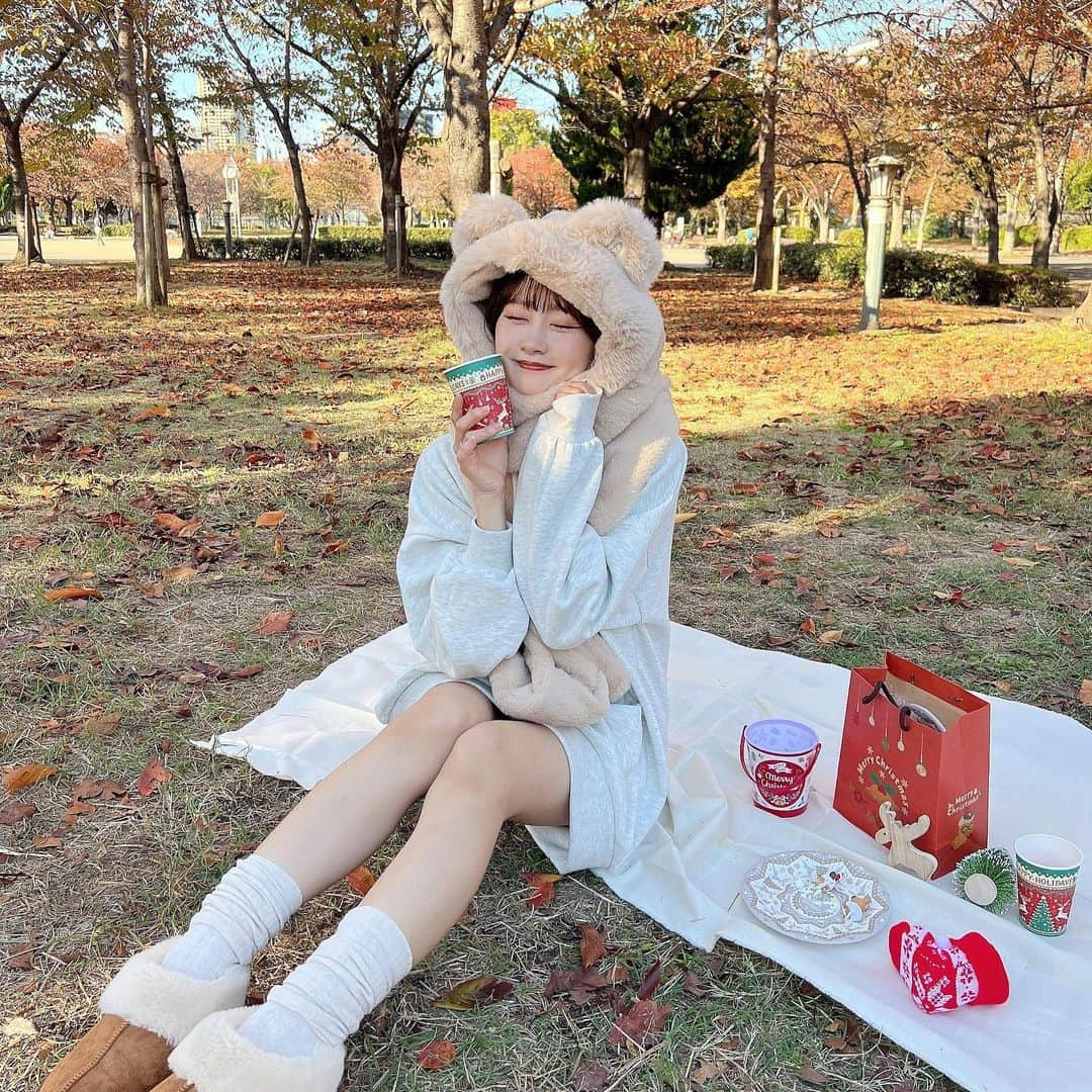 あかちゃすさんのインスタグラム写真 - (あかちゃすInstagram)「全身GRLで双子コーデ \ 🧸🤍🧸 /  クリスマスピクニックしたかったけん、 りのちゃん誘ってGo !! 🎄  クリスマスグッズはSeriaで買った✌️🎅  最後の写真は試し撮りの時ながやけど、足短！！笑  #低身長コーデ#垢抜け#垢抜けコーデ#春服コーデ#単色コーデ#シンプルコーデ#プチプラコーデ#プチプラファッション #grl購入品 #grl#grlコーデ #双子コーデ#プリント倶楽部#グレイル#韓国ファッション#韓国コーデ#フレンチガーリー#フレンチガーリーコーデ#あざとお洋服#あざとコーデ #あざとかわいい#冬服#冬服コーデ#秋服#秋服コーデ#クリスマスコーデ #ピクニック#クリスマスピクニック」11月22日 18時20分 - chas._.22