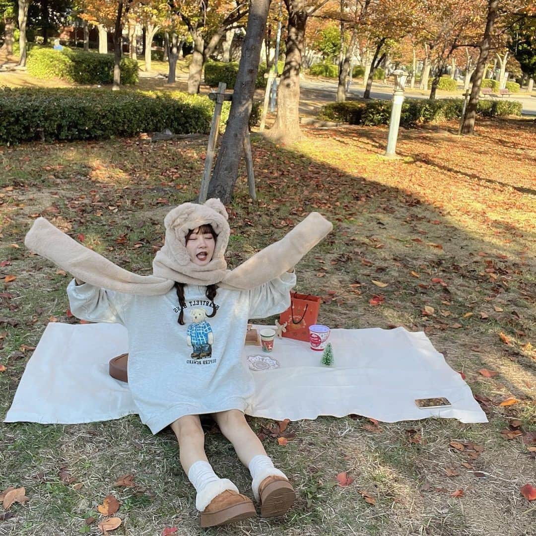 あかちゃすさんのインスタグラム写真 - (あかちゃすInstagram)「全身GRLで双子コーデ \ 🧸🤍🧸 /  クリスマスピクニックしたかったけん、 りのちゃん誘ってGo !! 🎄  クリスマスグッズはSeriaで買った✌️🎅  最後の写真は試し撮りの時ながやけど、足短！！笑  #低身長コーデ#垢抜け#垢抜けコーデ#春服コーデ#単色コーデ#シンプルコーデ#プチプラコーデ#プチプラファッション #grl購入品 #grl#grlコーデ #双子コーデ#プリント倶楽部#グレイル#韓国ファッション#韓国コーデ#フレンチガーリー#フレンチガーリーコーデ#あざとお洋服#あざとコーデ #あざとかわいい#冬服#冬服コーデ#秋服#秋服コーデ#クリスマスコーデ #ピクニック#クリスマスピクニック」11月22日 18時20分 - chas._.22