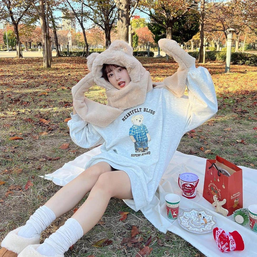 あかちゃすさんのインスタグラム写真 - (あかちゃすInstagram)「全身GRLで双子コーデ \ 🧸🤍🧸 /  クリスマスピクニックしたかったけん、 りのちゃん誘ってGo !! 🎄  クリスマスグッズはSeriaで買った✌️🎅  最後の写真は試し撮りの時ながやけど、足短！！笑  #低身長コーデ#垢抜け#垢抜けコーデ#春服コーデ#単色コーデ#シンプルコーデ#プチプラコーデ#プチプラファッション #grl購入品 #grl#grlコーデ #双子コーデ#プリント倶楽部#グレイル#韓国ファッション#韓国コーデ#フレンチガーリー#フレンチガーリーコーデ#あざとお洋服#あざとコーデ #あざとかわいい#冬服#冬服コーデ#秋服#秋服コーデ#クリスマスコーデ #ピクニック#クリスマスピクニック」11月22日 18時20分 - chas._.22