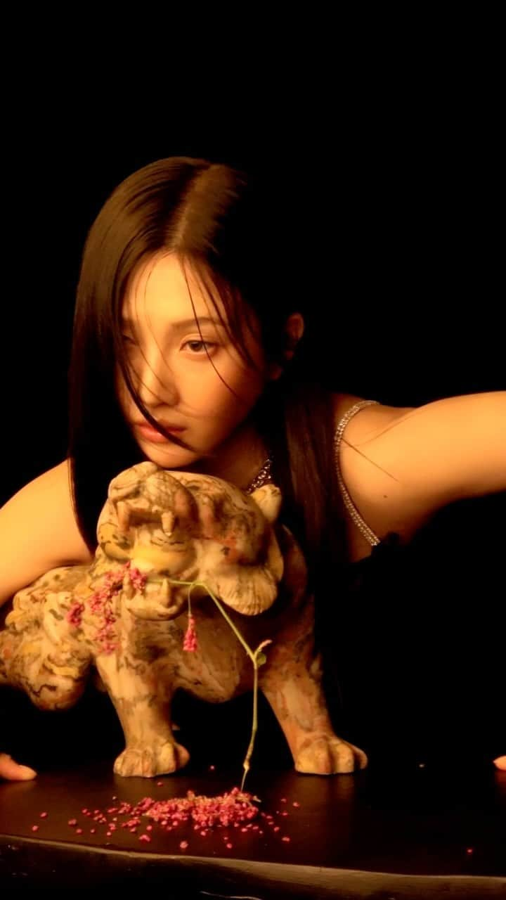 Red Velvetのインスタグラム：「#What_A_Chill_Kill I’m a bulldozer‼️    #레드벨벳 #RedVelvet #JOY #조이 #Bulldozer  #Chill_Kill #칠킬 #Chill_Kill_Challenge」