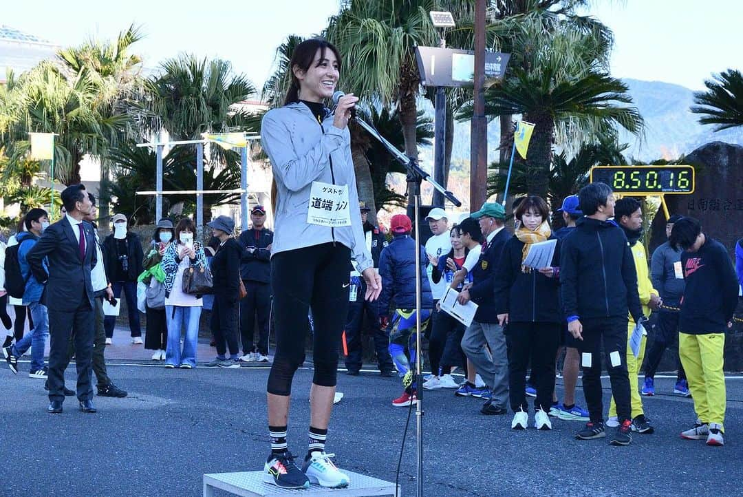 道端カレンさんのインスタグラム写真 - (道端カレンInstagram)「つわぶきハーフマラソンin日南市  🏃🏃‍♀️  子どもたちと一緒に親子の部3km走らせていただき楽しかったです♪  またお写真頂いたので載せます😘  #つわぶきハーフマラソン #日南市 #宮崎県」11月22日 18時29分 - karenmichibata