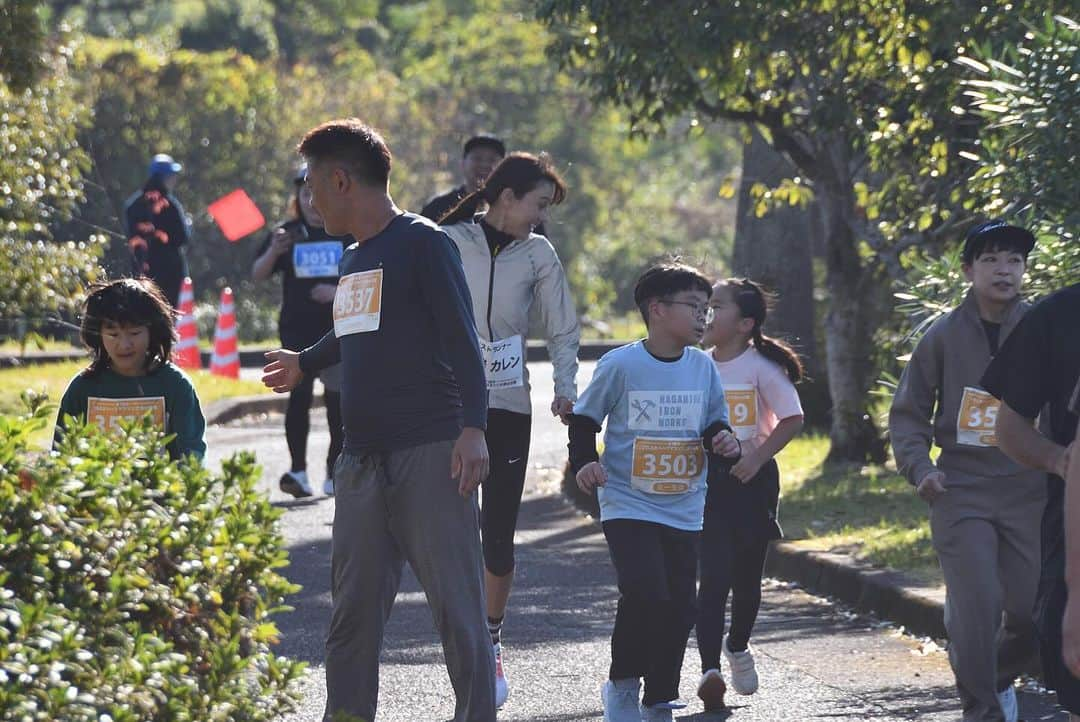 道端カレンさんのインスタグラム写真 - (道端カレンInstagram)「つわぶきハーフマラソンin日南市  🏃🏃‍♀️  子どもたちと一緒に親子の部3km走らせていただき楽しかったです♪  またお写真頂いたので載せます😘  #つわぶきハーフマラソン #日南市 #宮崎県」11月22日 18時29分 - karenmichibata