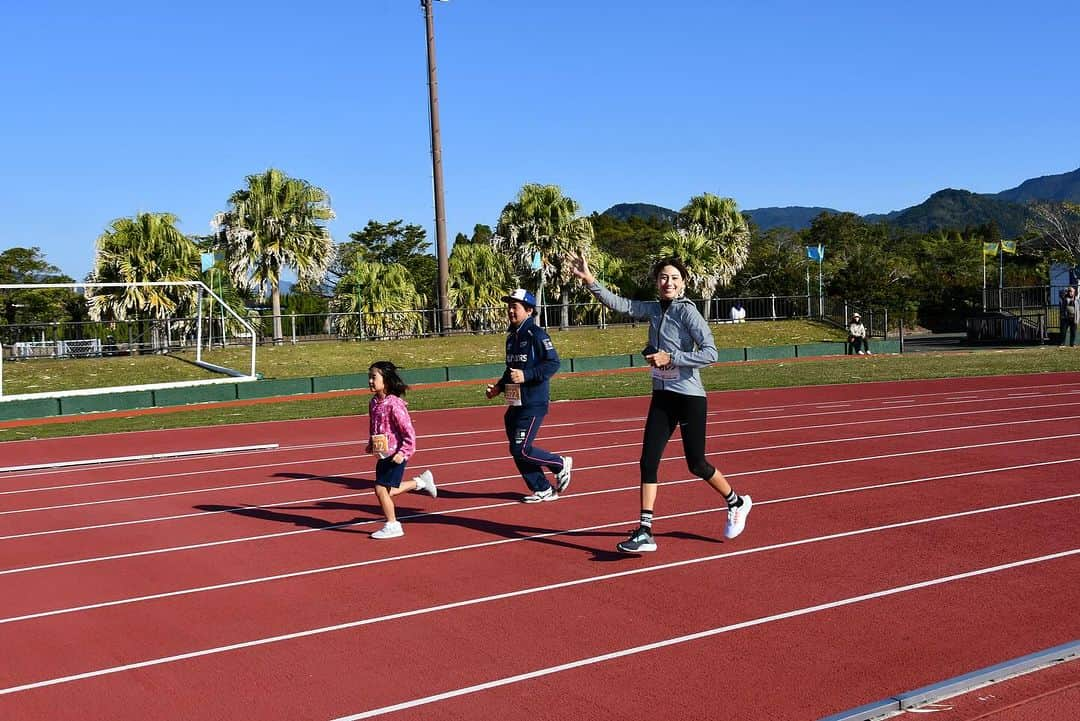 道端カレンさんのインスタグラム写真 - (道端カレンInstagram)「つわぶきハーフマラソンin日南市  🏃🏃‍♀️  子どもたちと一緒に親子の部3km走らせていただき楽しかったです♪  またお写真頂いたので載せます😘  #つわぶきハーフマラソン #日南市 #宮崎県」11月22日 18時29分 - karenmichibata