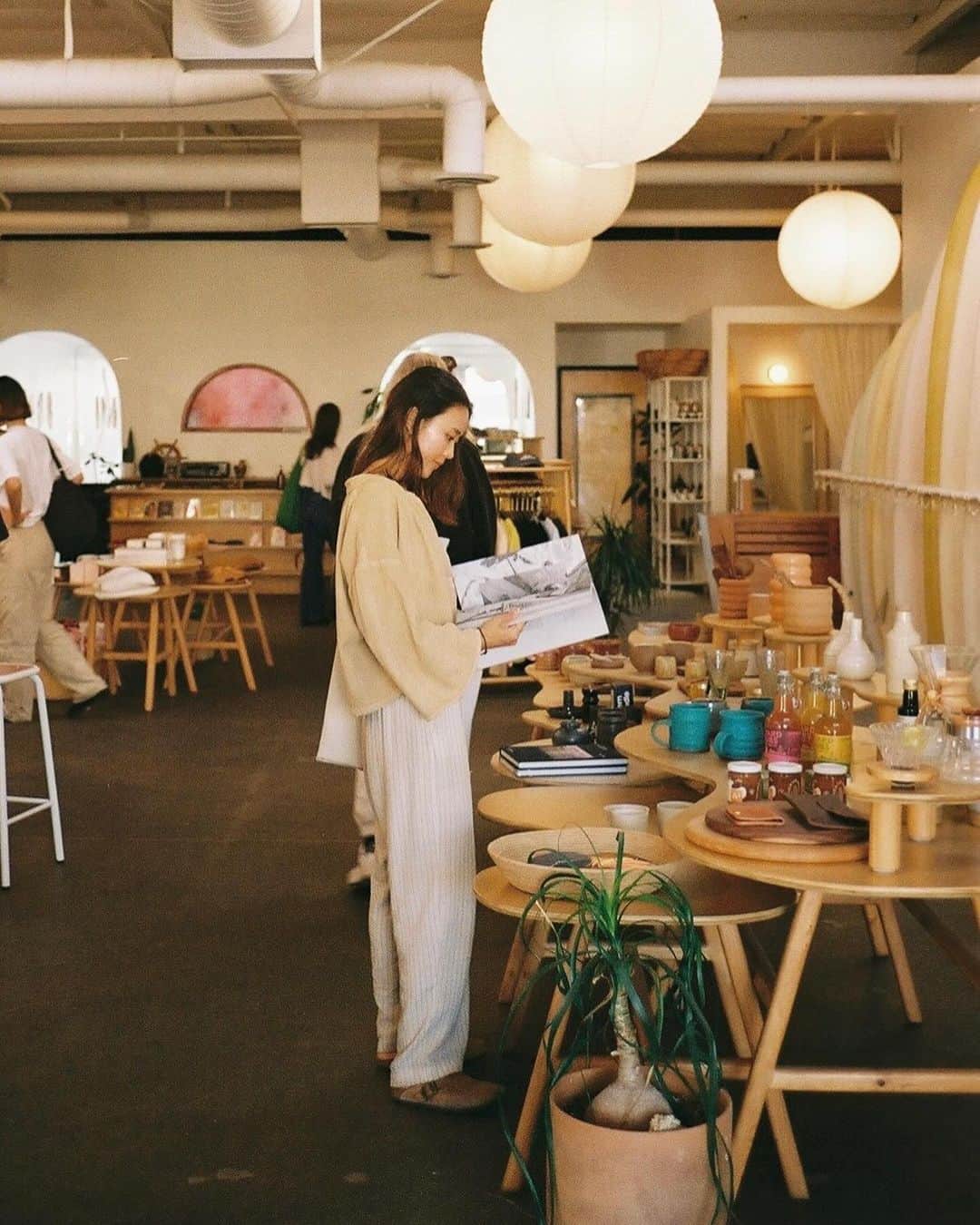 栗山遥のインスタグラム：「すごくすごくタイプだったLAのサーフショップ🌼 雑貨や小物も全部素敵。カリフォルニアにはこういうライフスタイルショップが沢山あって、全てが新鮮なインスピレーションだった𖦹」