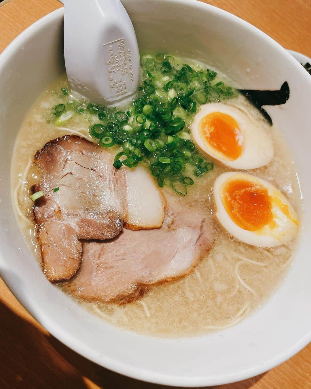 佐藤仁美のインスタグラム：「.  豚骨ラーメン  #秀ちゃん  もうすぐ もうすぐ ダイエットするから するから。。。  ぱくぱく もぐもぐ ぶーぶー  口癖はダイエット」