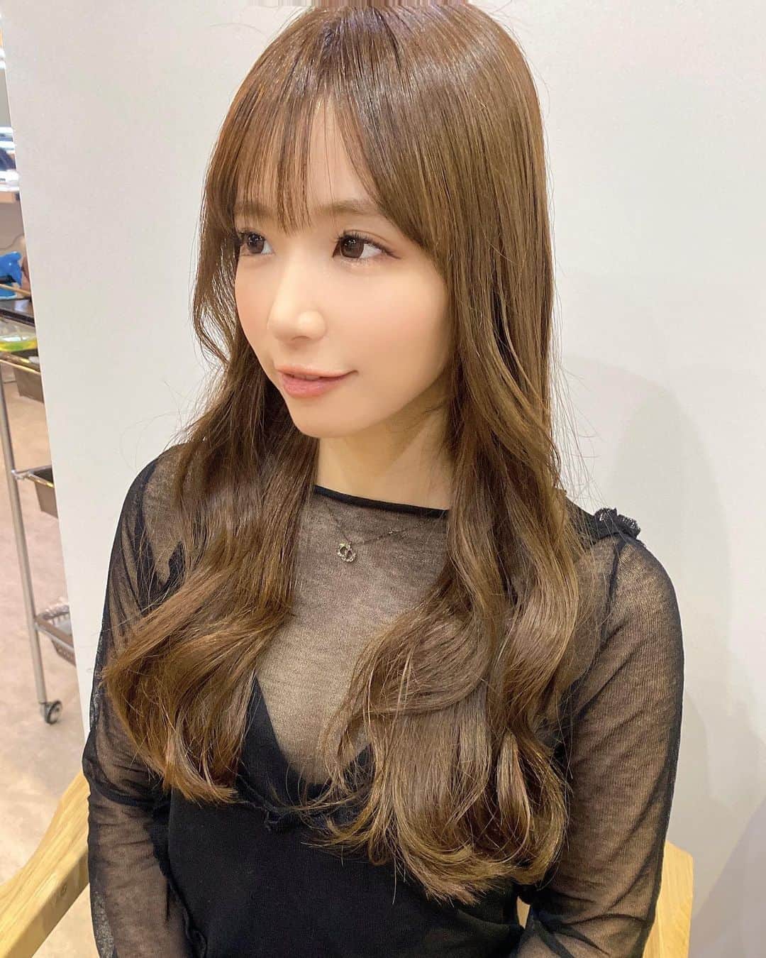 石田亜沙己さんのインスタグラム写真 - (石田亜沙己Instagram)「月1のヘアメンテナンスをしにlitttle×kurukuへ✨ 担当の重安さんと今日でお別れは悲しい、、、 littleに通い出してからお世話になっていたので3年くらいになるのかな？ 新しい場所でも頑張ってください💇‍♀️✨ そしていつも綺麗な髪にしてくれてありがとうございました💕」11月22日 18時25分 - asami_.ishida