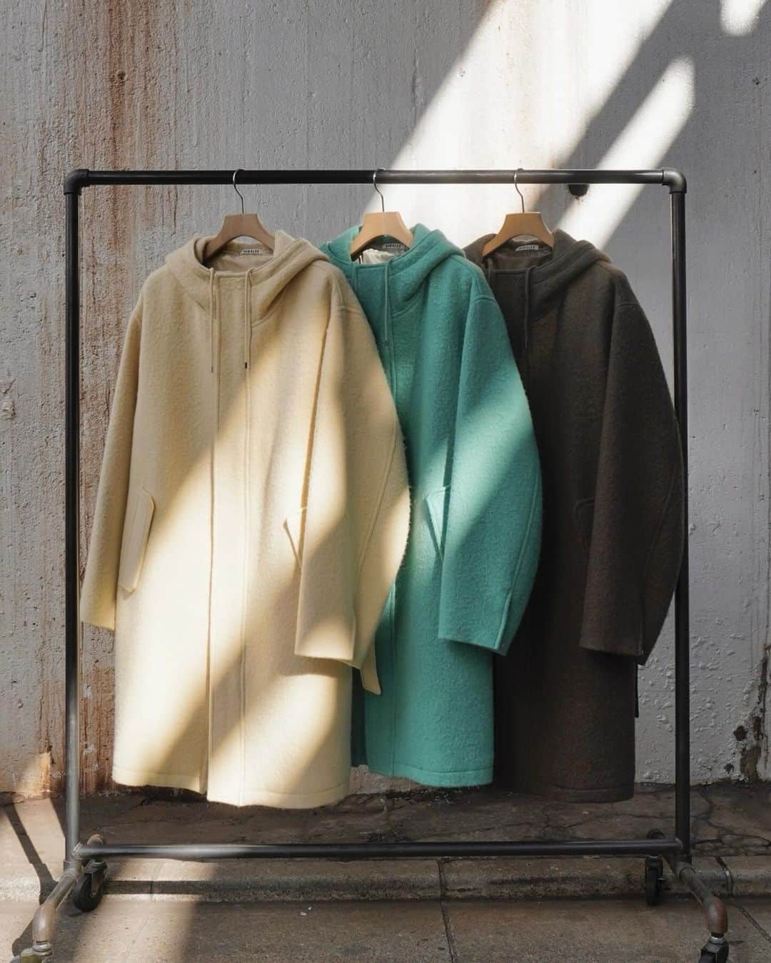 1LDKさんのインスタグラム写真 - (1LDKInstagram)「〈 AURALEE 〉  "BRUSHED ALPACA WOOL MELTON HOODED COAT" COL: LIGHT BEIGE / JADE GREEN / DARK OLIVE SIZE: 3 / 4 ¥132,000 TAX IN ⁡ 詳細はストーリーズのリンクよりBLOGをご覧ください。 ⁡ 着用詳細 LIGHT BEIGE: 3 / 167cm JADE GREEN: 4 / 180cm DARK OLIVE: 3 / 168cm  取扱店舗 1LDK apartments.( @1ldk_apartments )  1LDK ONLINE STORE  #auralee @auralee_tokyo #1ldk #1ldkapartments #1ldkshopofficial」11月22日 18時26分 - 1ldk_shop