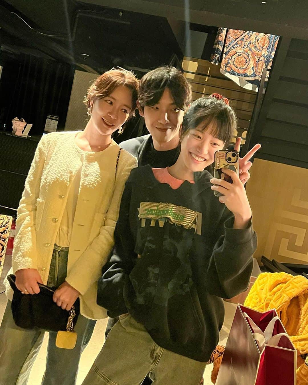 イ・ユビのインスタグラム：「촬영촬영 또 촬영 중이여서 종영 인사를 이제야하네요!! 🥺🥺 7인의 탈출 많이 관심가져주시구 모네 응원해주셔서 넘넘 감사합니다아 🐶💕 덕분에 열심히 시즌2 촬영 중입니다아아아 🙏🏻🔥⭐️ 내년에도 저희드라마 많은 사랑해주세요 우리 7탈 스탭분들 사랑해요 다들 끝까지 화이팅!!!!」